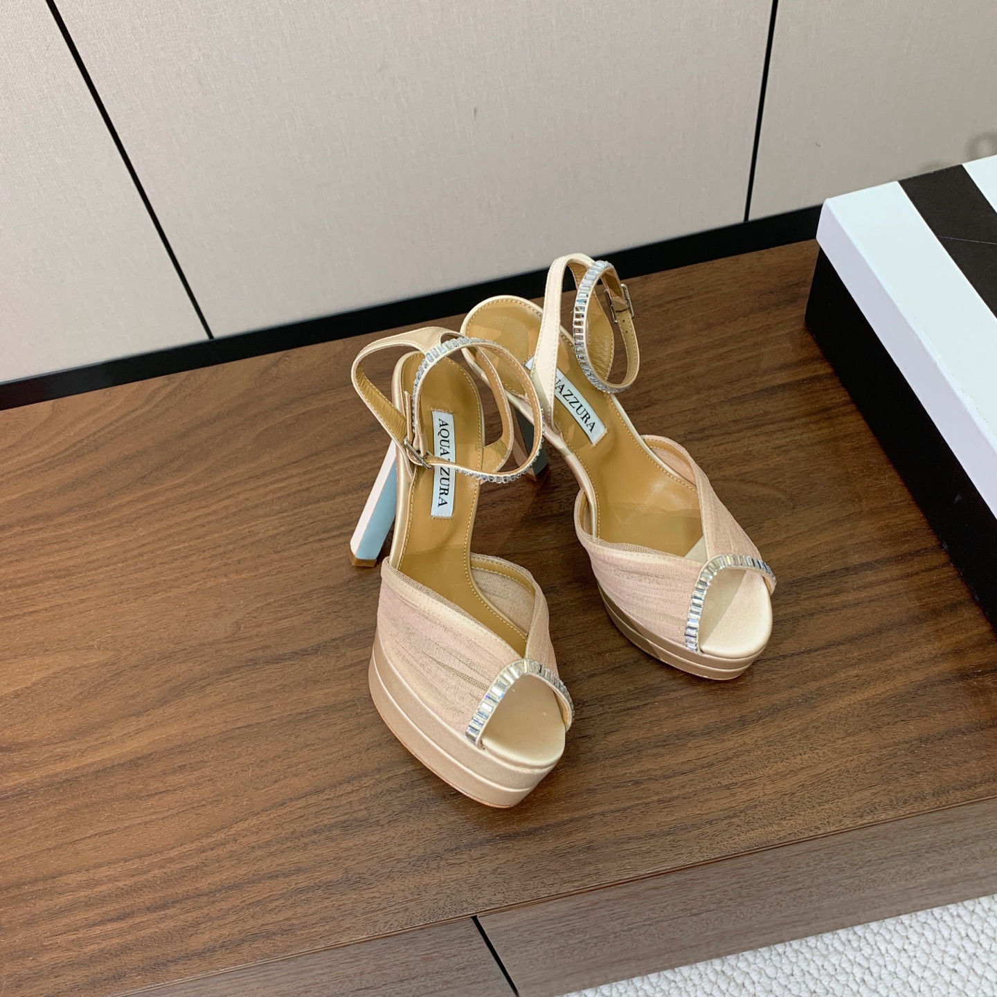 【AQUAZZUR* 】网纱钻面水台凉鞋。性感的代言品牌。鞋面网纱➕真丝烫钻。羊皮垫脚，真皮大底。跟高13cm，水台4c