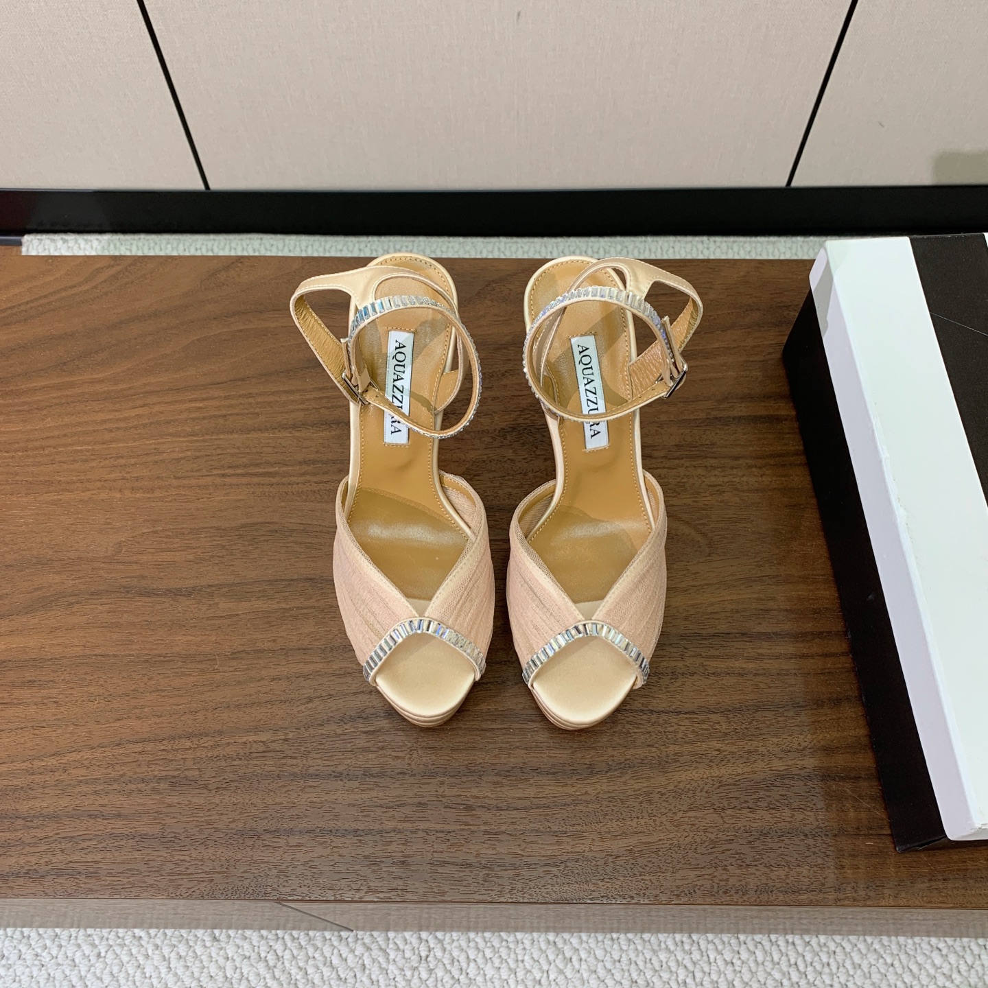 【AQUAZZUR* 】网纱钻面水台凉鞋。性感的代言品牌。鞋面网纱➕真丝烫钻。羊皮垫脚,真皮大底。跟高13cm,水台4c 【AQUAZZUR* 】网纱钻面水台凉鞋。性感的代言品牌。鞋面网纱➕真丝烫钻。羊皮垫脚,真皮大底。跟高13cm,水台4c