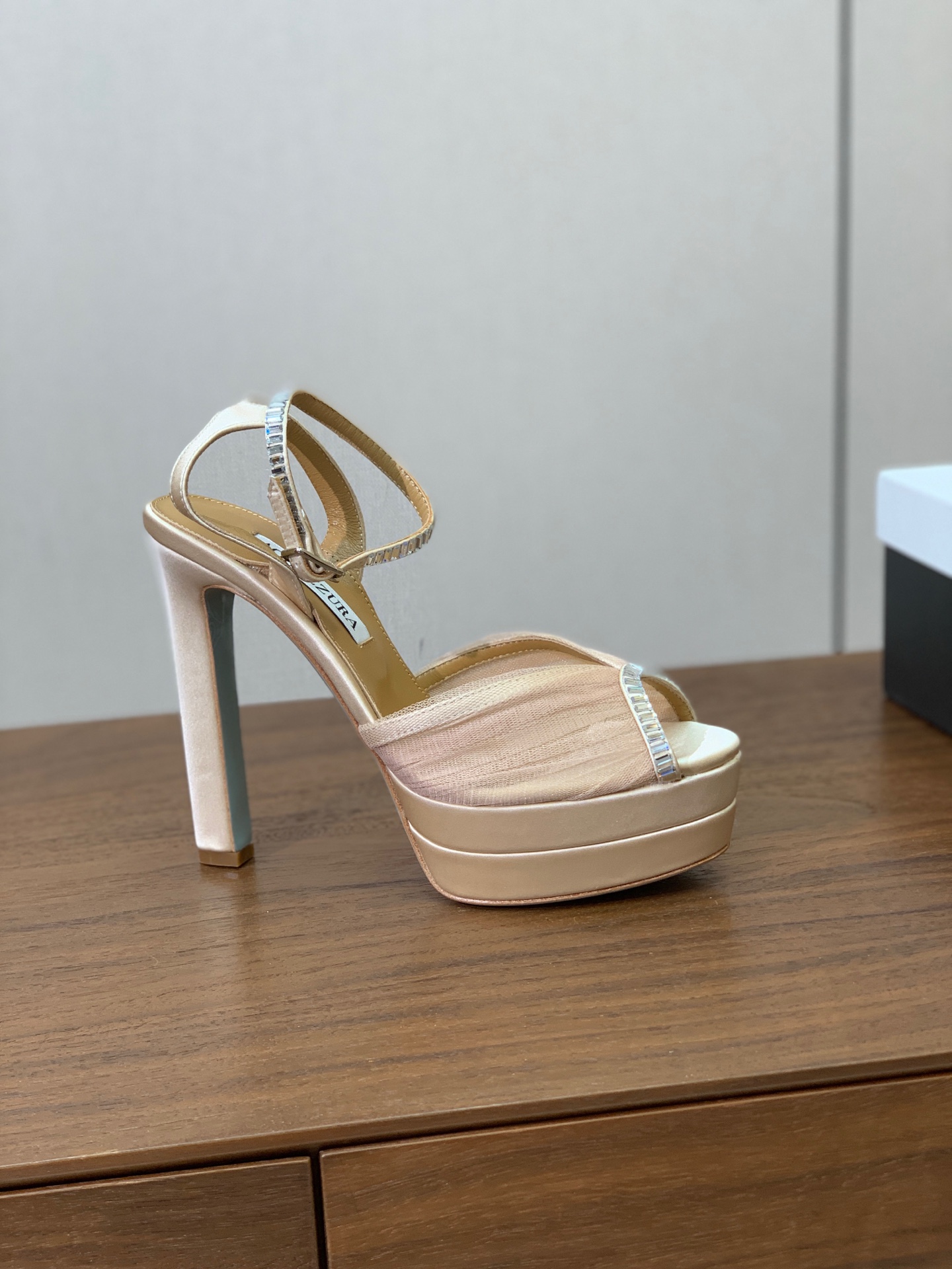 【AQUAZZUR* 】网纱钻面水台凉鞋。性感的代言品牌。鞋面网纱➕真丝烫钻。羊皮垫脚，真皮大底。跟高13cm，水台4c