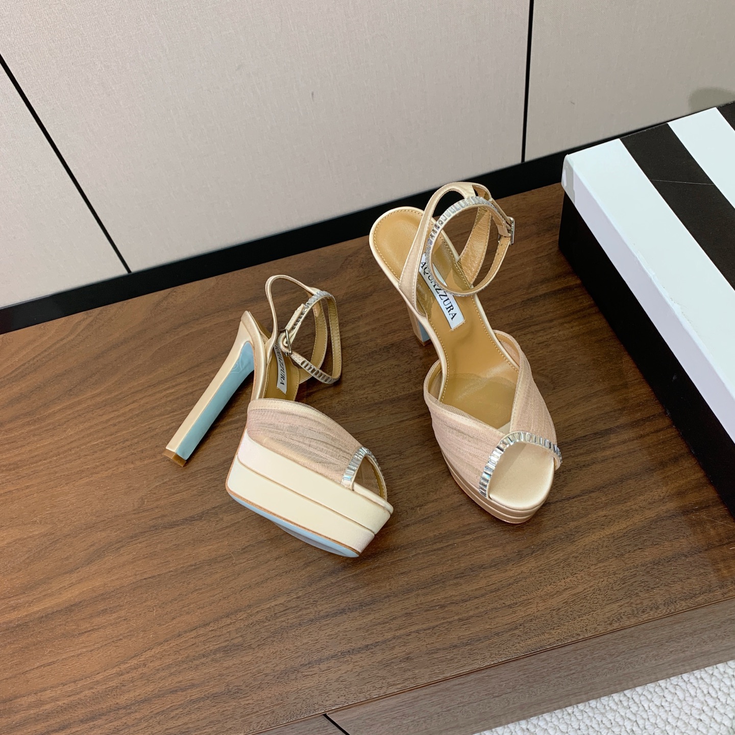 【AQUAZZUR* 】网纱钻面水台凉鞋。性感的代言品牌。鞋面网纱➕真丝烫钻。羊皮垫脚，真皮大底。跟高13cm，水台4c