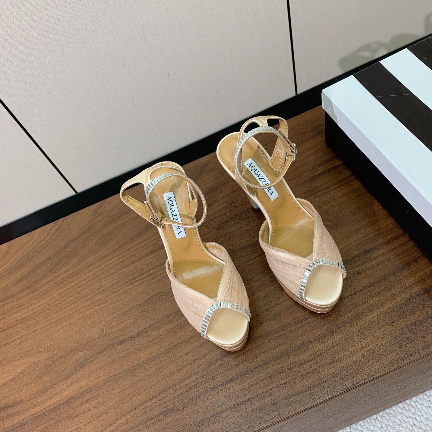 【AQUAZZUR* 】网纱钻面水台凉鞋。性感的代言品牌。鞋面网纱➕真丝烫钻。羊皮垫脚，真皮大底。跟高13cm，水台4c