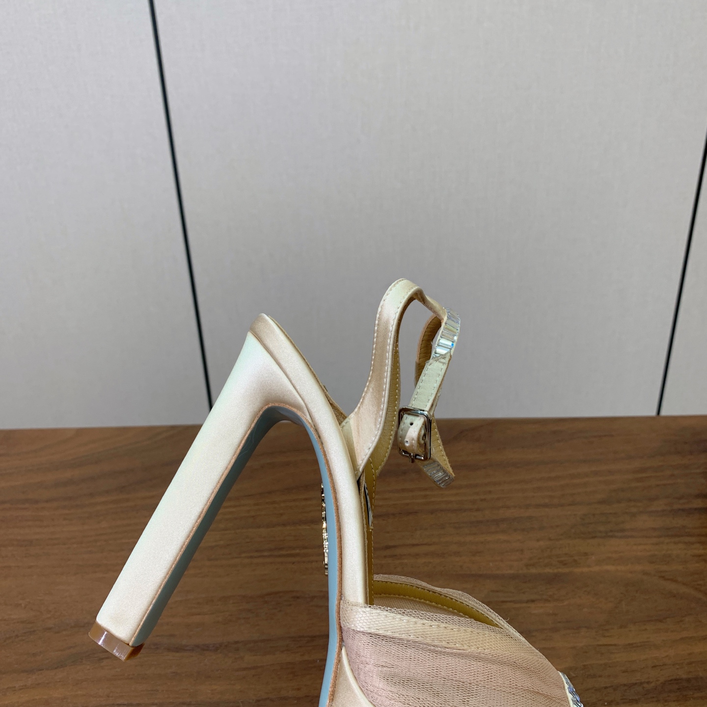 【AQUAZZUR* 】网纱钻面水台凉鞋。性感的代言品牌。鞋面网纱➕真丝烫钻。羊皮垫脚，真皮大底。跟高13cm，水台4c