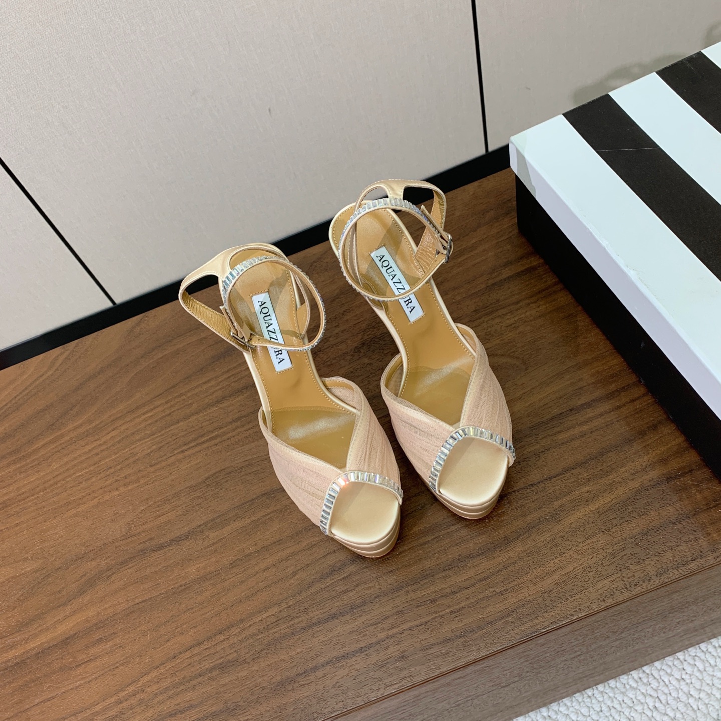 【AQUAZZUR* 】网纱钻面水台凉鞋。性感的代言品牌。鞋面网纱➕真丝烫钻。羊皮垫脚，真皮大底。跟高13cm，水台4c