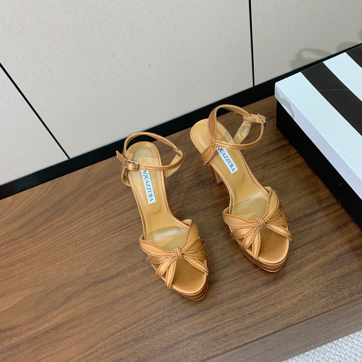 【AQUAZZUR* 】真丝钻面水台凉鞋。性感的代言品牌。鞋面真丝烫钻。羊皮垫脚，真皮大底。跟高13cm，水台4cm。 
