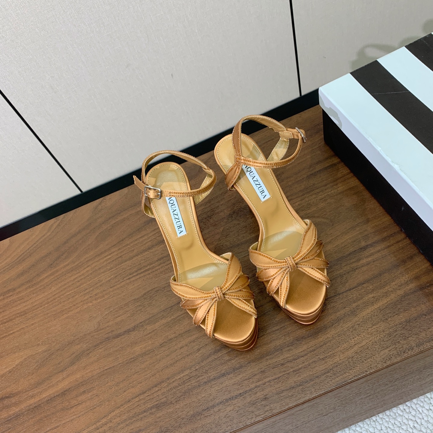 【AQUAZZUR* 】真丝钻面水台凉鞋。性感的代言品牌。鞋面真丝烫钻。羊皮垫脚，真皮大底。跟高13cm，水台4cm。 