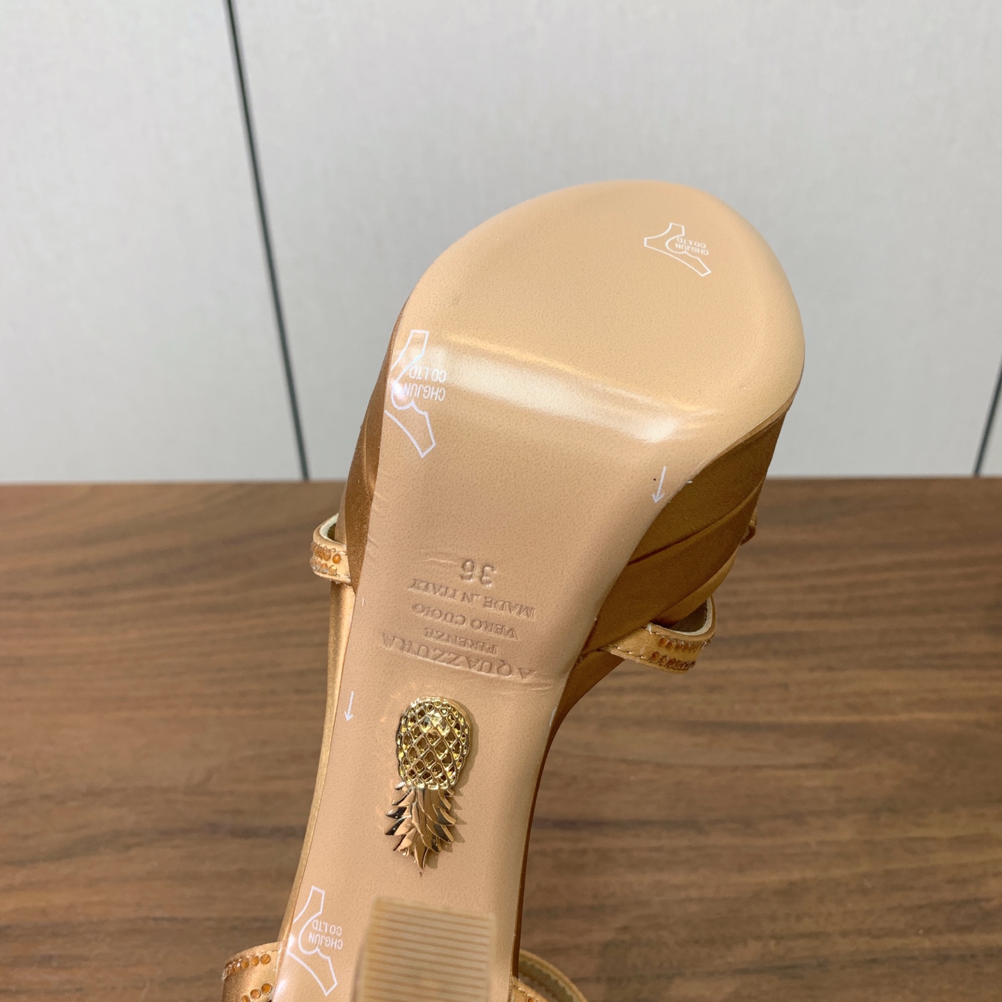 【AQUAZZUR* 】真丝钻面水台凉鞋。性感的代言品牌。鞋面真丝烫钻。羊皮垫脚，真皮大底。跟高13cm，水台4cm。 