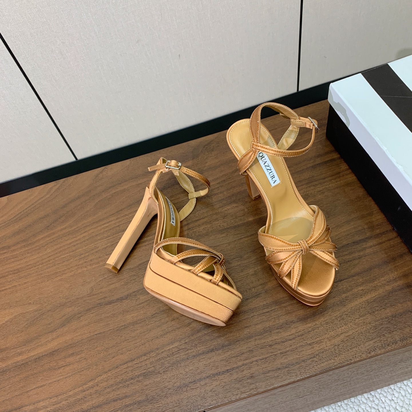 【AQUAZZUR* 】真丝钻面水台凉鞋。性感的代言品牌。鞋面真丝烫钻。羊皮垫脚，真皮大底。跟高13cm，水台4cm。 