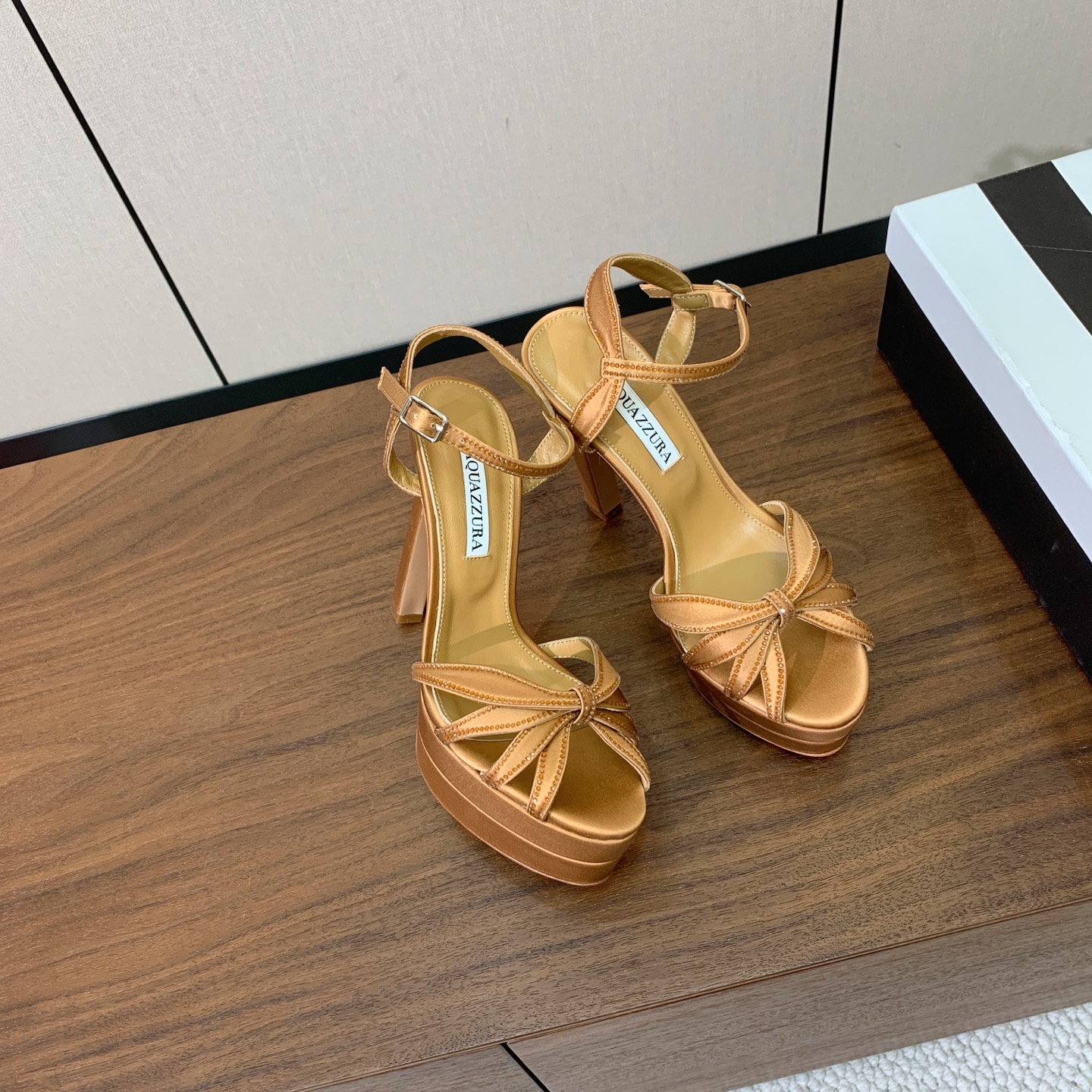 【AQUAZZUR* 】真丝钻面水台凉鞋。性感的代言品牌。鞋面真丝烫钻。羊皮垫脚，真皮大底。跟高13cm，水台4cm。 