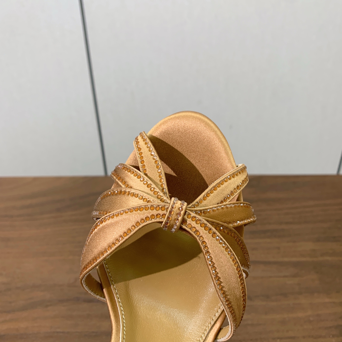 【AQUAZZUR* 】真丝钻面水台凉鞋。性感的代言品牌。鞋面真丝烫钻。羊皮垫脚，真皮大底。跟高13cm，水台4cm。 