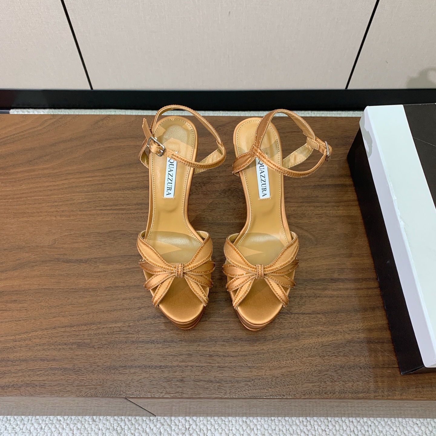 【AQUAZZUR* 】真丝钻面水台凉鞋。性感的代言品牌。鞋面真丝烫钻。羊皮垫脚,真皮大底。跟高13cm,水台4cm。 【AQUAZZUR* 】真丝钻面水台凉鞋。性感的代言品牌。鞋面真丝烫钻。羊皮垫脚,真皮大底。跟高13cm,水台4cm。
