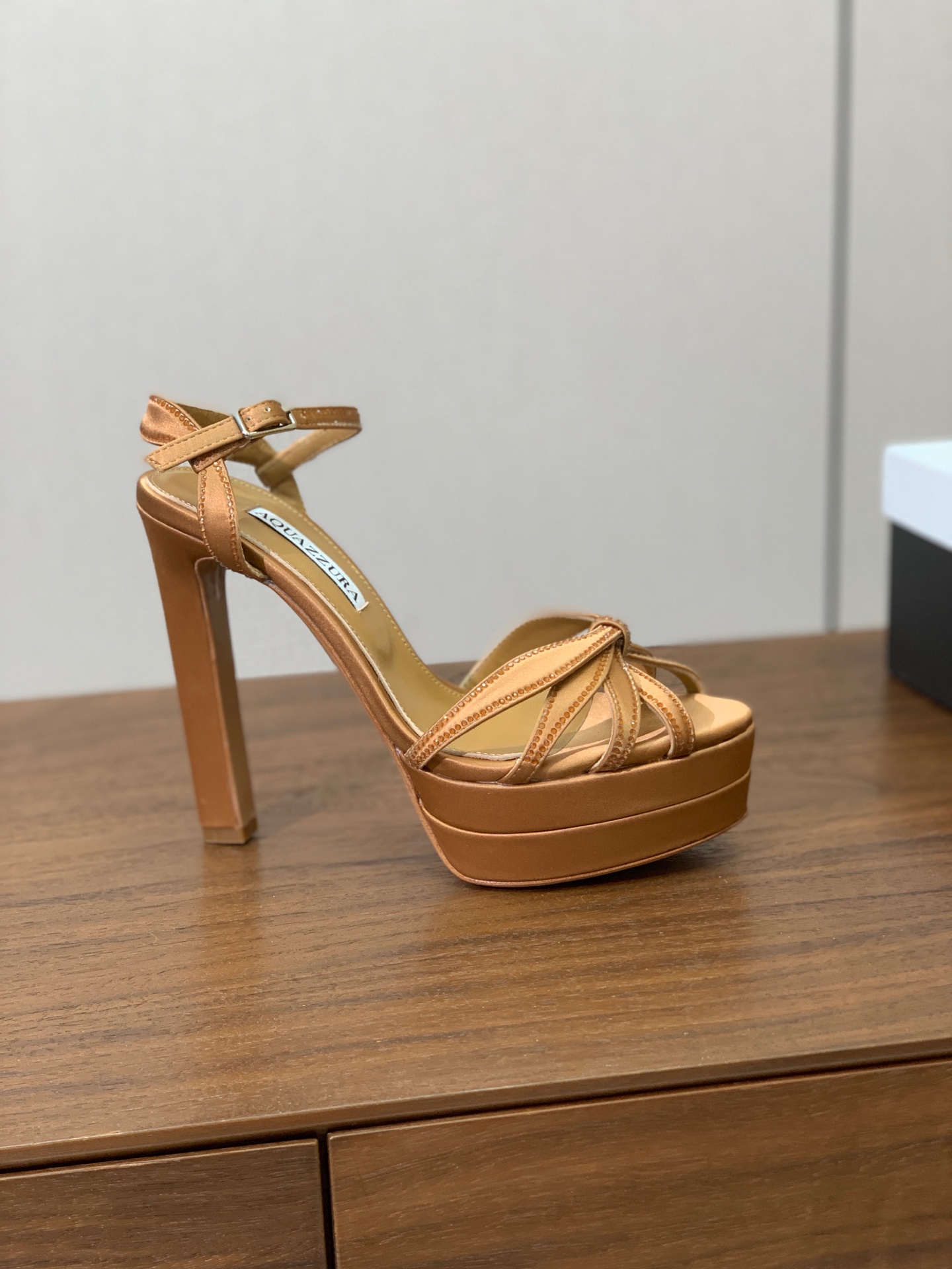 【AQUAZZUR* 】真丝钻面水台凉鞋。性感的代言品牌。鞋面真丝烫钻。羊皮垫脚，真皮大底。跟高13cm，水台4cm。 