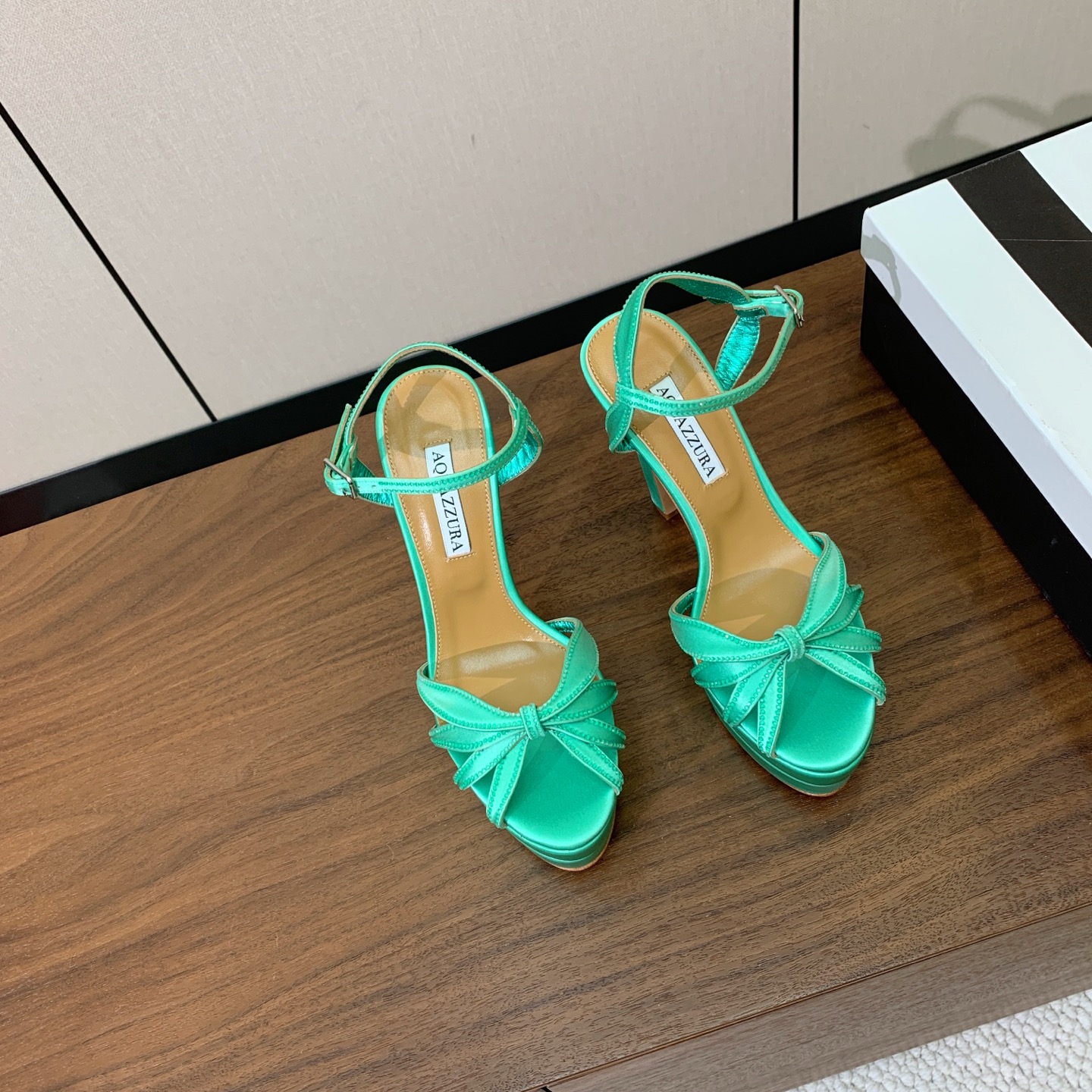【AQUAZZUR* 】真丝钻面水台凉鞋。性感的代言品牌。鞋面真丝烫钻。羊皮垫脚，真皮大底。跟高13cm，水台4cm。 