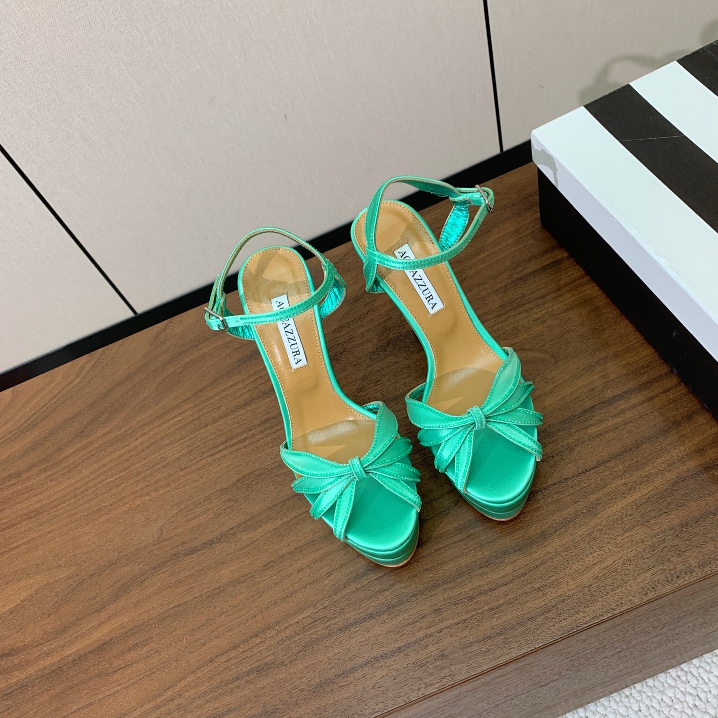 【AQUAZZUR* 】真丝钻面水台凉鞋。性感的代言品牌。鞋面真丝烫钻。羊皮垫脚，真皮大底。跟高13cm，水台4cm。 