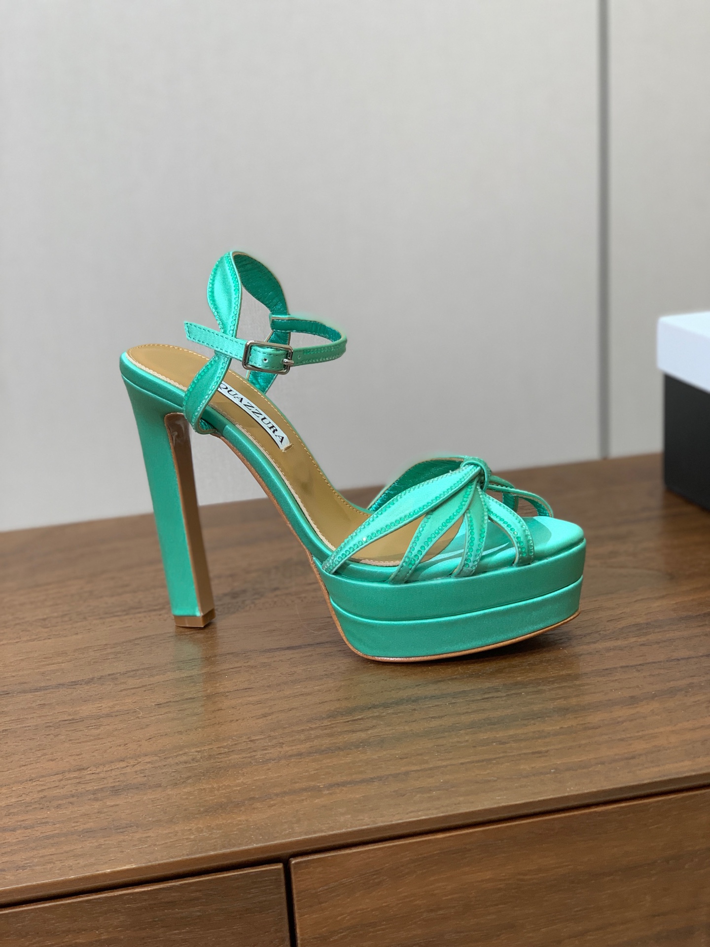 【AQUAZZUR* 】真丝钻面水台凉鞋。性感的代言品牌。鞋面真丝烫钻。羊皮垫脚，真皮大底。跟高13cm，水台4cm。 