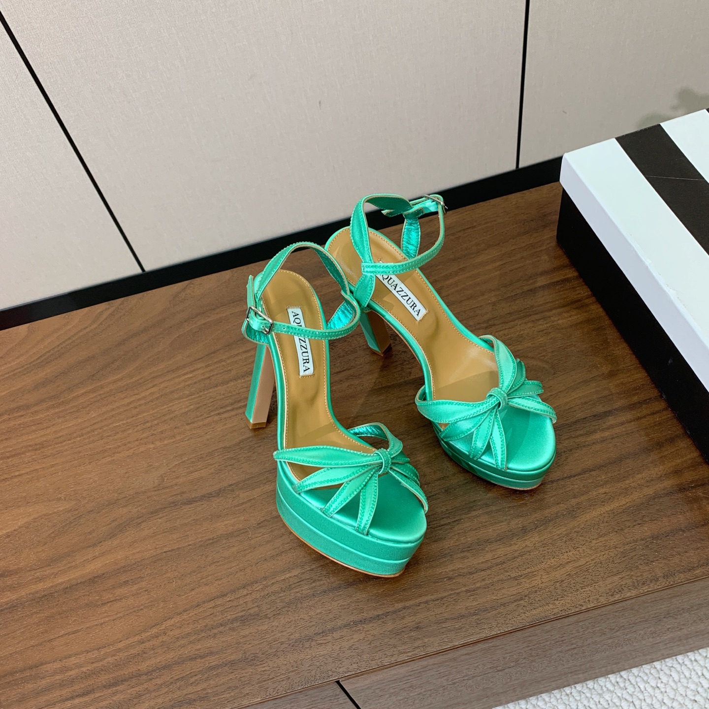 【AQUAZZUR* 】真丝钻面水台凉鞋。性感的代言品牌。鞋面真丝烫钻。羊皮垫脚，真皮大底。跟高13cm，水台4cm。 