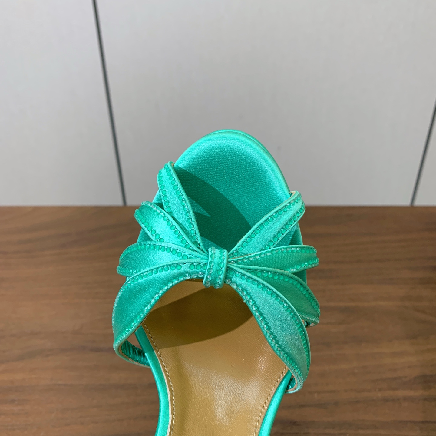 【AQUAZZUR* 】真丝钻面水台凉鞋。性感的代言品牌。鞋面真丝烫钻。羊皮垫脚，真皮大底。跟高13cm，水台4cm。 