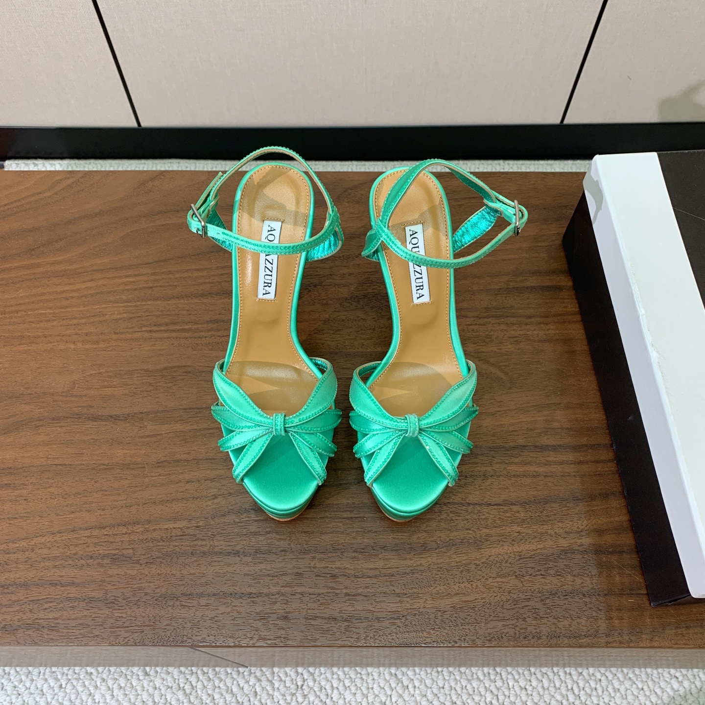 【AQUAZZUR* 】真丝钻面水台凉鞋。性感的代言品牌。鞋面真丝烫钻。羊皮垫脚,真皮大底。跟高13cm,水台4cm。 【AQUAZZUR* 】真丝钻面水台凉鞋。性感的代言品牌。鞋面真丝烫钻。羊皮垫脚,真皮大底。跟高13cm,水台4cm。