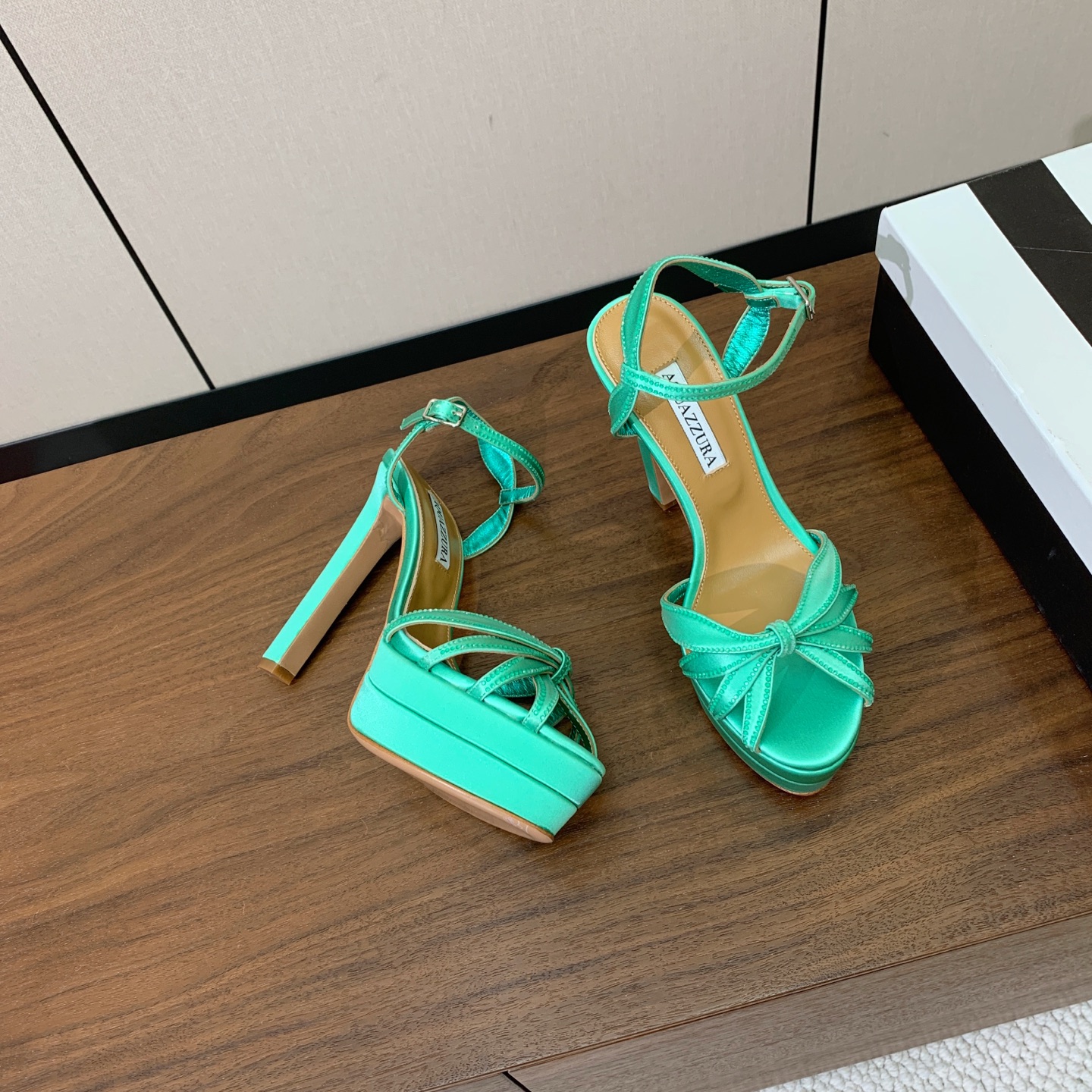 【AQUAZZUR* 】真丝钻面水台凉鞋。性感的代言品牌。鞋面真丝烫钻。羊皮垫脚，真皮大底。跟高13cm，水台4cm。 
