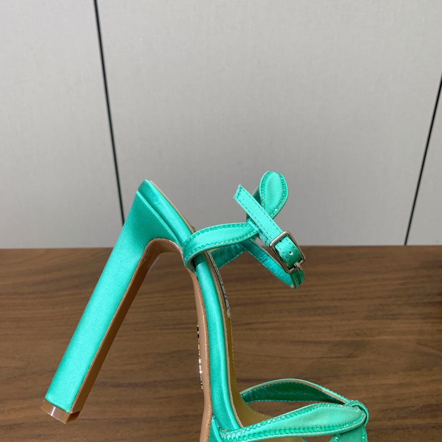 【AQUAZZUR* 】真丝钻面水台凉鞋。性感的代言品牌。鞋面真丝烫钻。羊皮垫脚，真皮大底。跟高13cm，水台4cm。 
