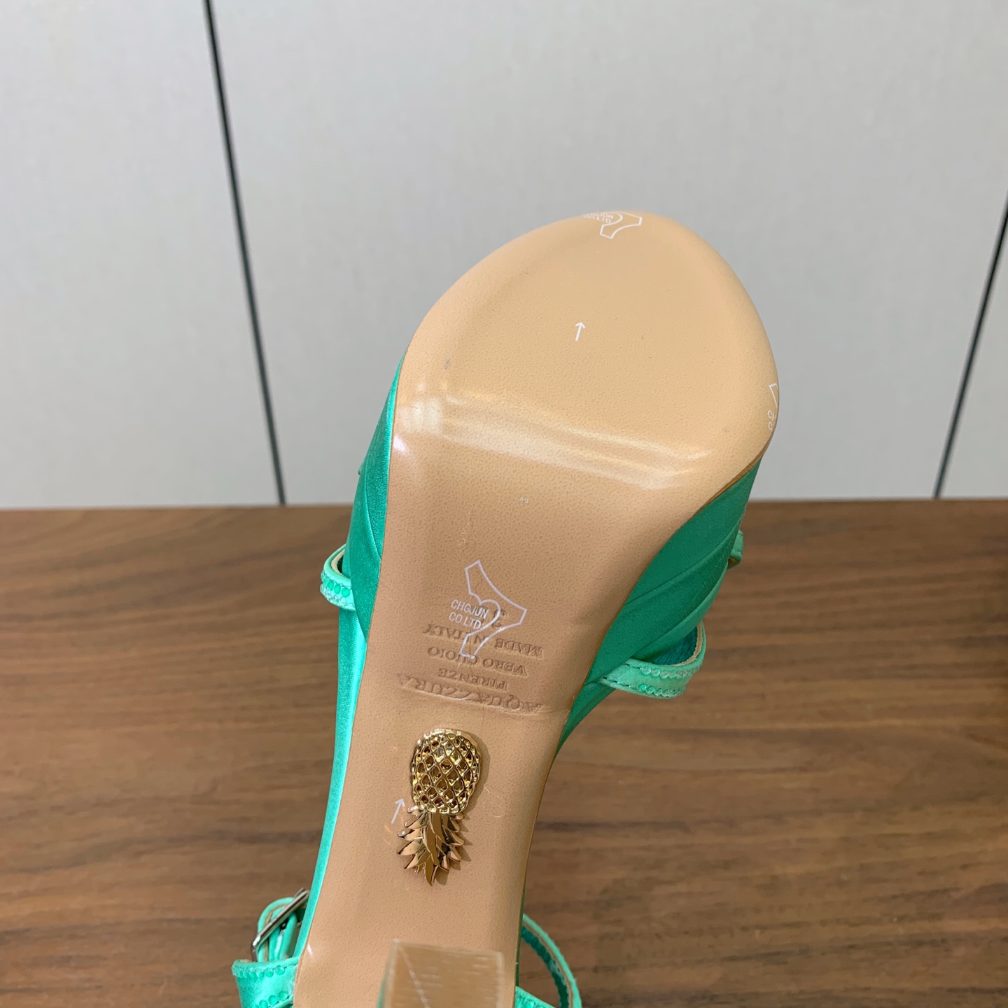 【AQUAZZUR* 】真丝钻面水台凉鞋。性感的代言品牌。鞋面真丝烫钻。羊皮垫脚，真皮大底。跟高13cm，水台4cm。 