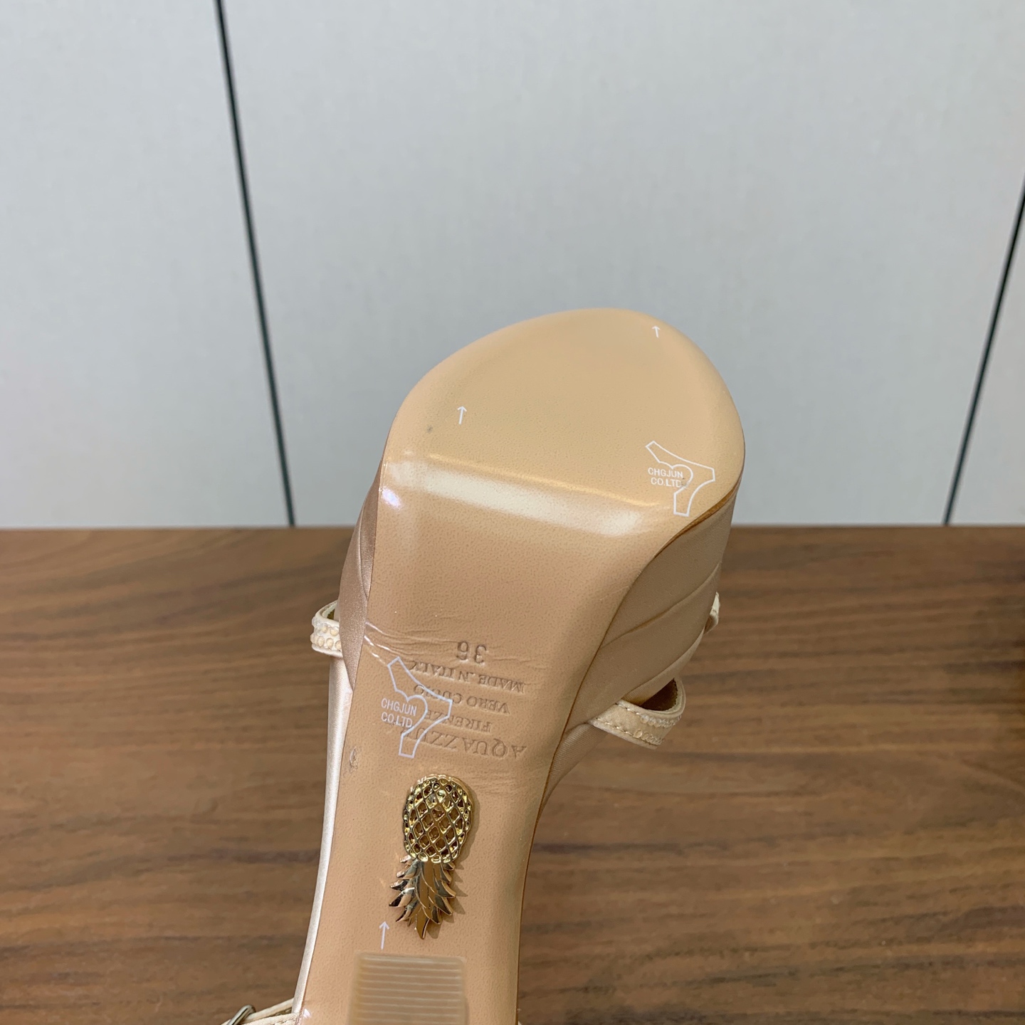 【AQUAZZUR* 】真丝钻面水台凉鞋。性感的代言品牌。鞋面真丝烫钻。羊皮垫脚，真皮大底。跟高13cm，水台4cm。 
