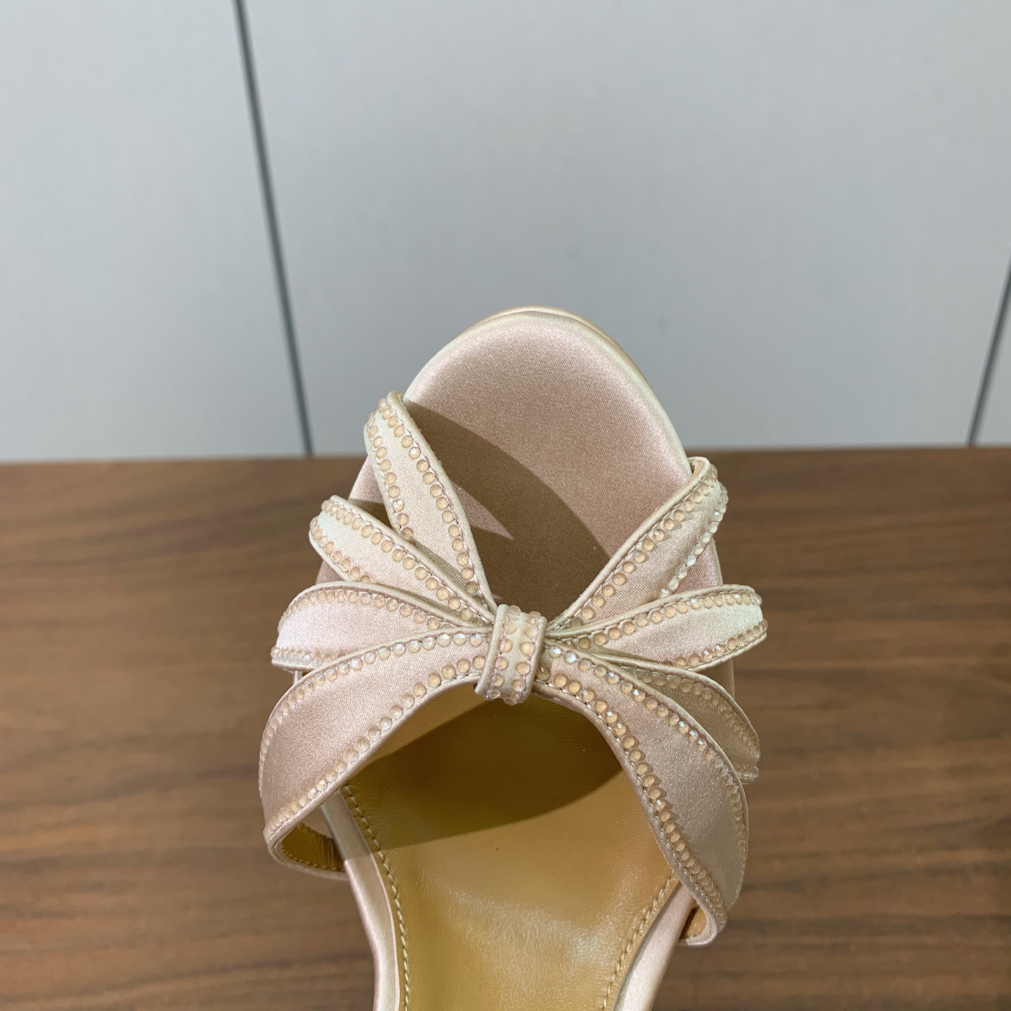 【AQUAZZUR* 】真丝钻面水台凉鞋。性感的代言品牌。鞋面真丝烫钻。羊皮垫脚，真皮大底。跟高13cm，水台4cm。 