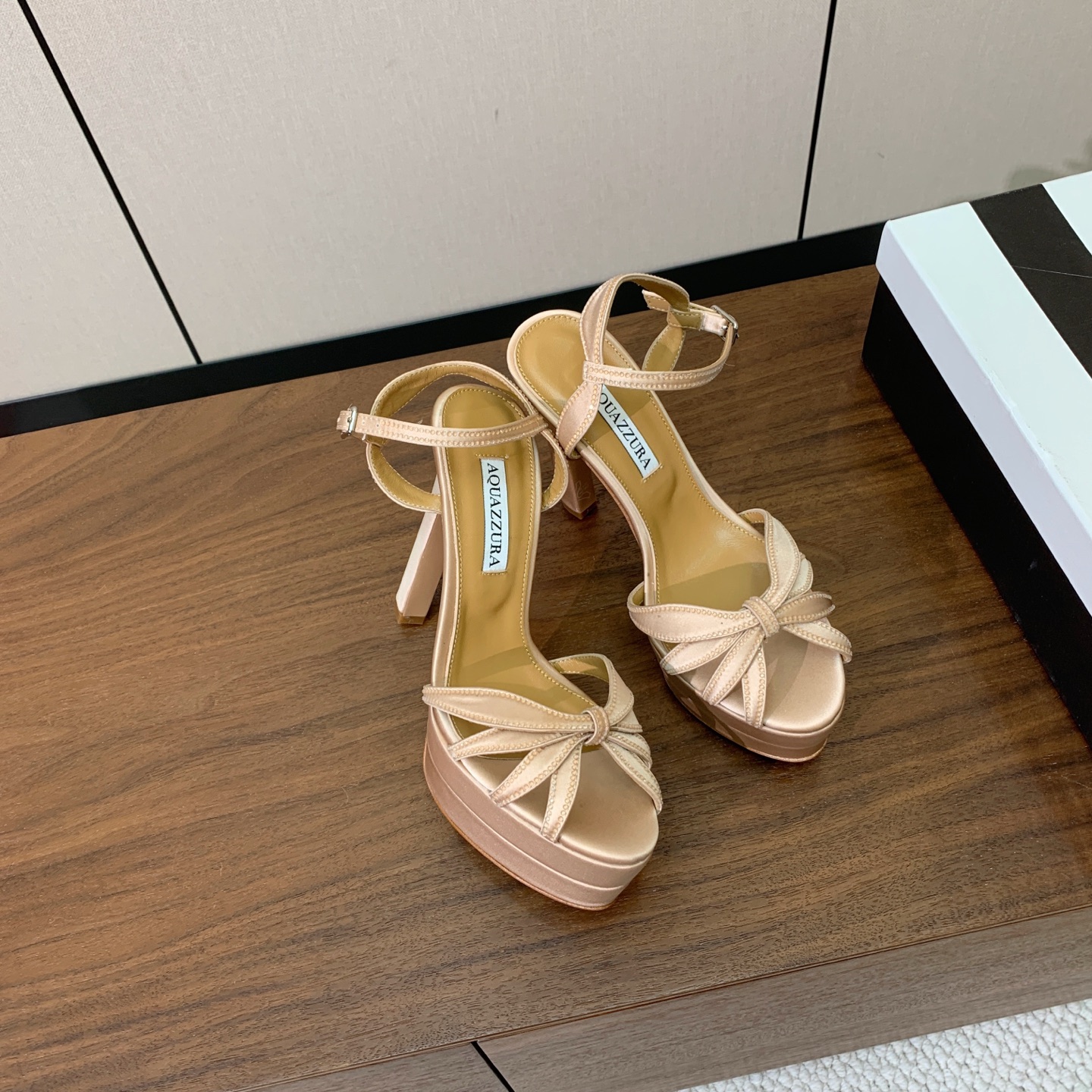 【AQUAZZUR* 】真丝钻面水台凉鞋。性感的代言品牌。鞋面真丝烫钻。羊皮垫脚，真皮大底。跟高13cm，水台4cm。 