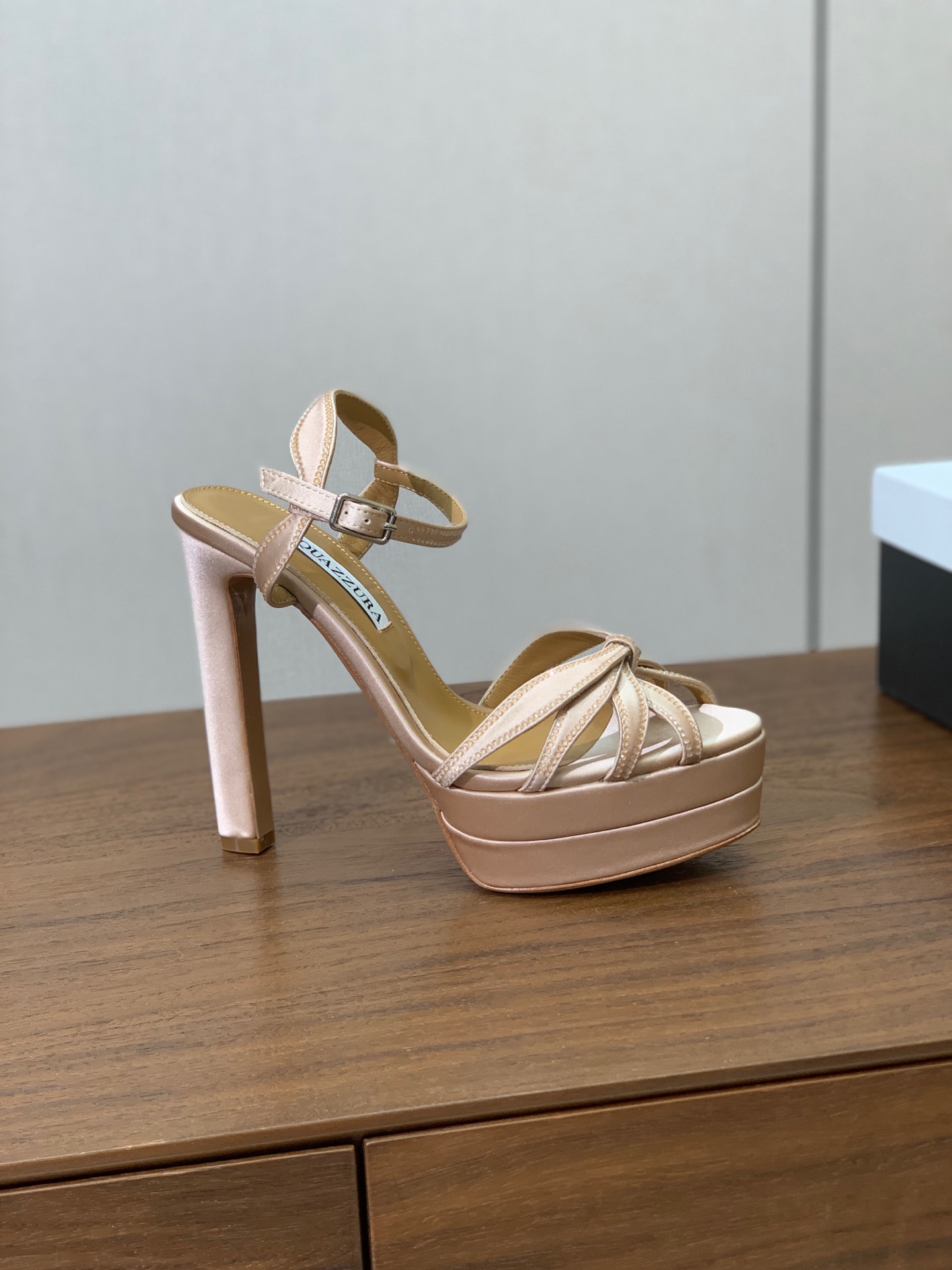 【AQUAZZUR* 】真丝钻面水台凉鞋。性感的代言品牌。鞋面真丝烫钻。羊皮垫脚，真皮大底。跟高13cm，水台4cm。 