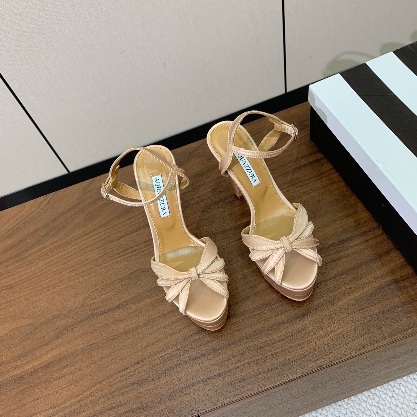 【AQUAZZUR* 】真丝钻面水台凉鞋。性感的代言品牌。鞋面真丝烫钻。羊皮垫脚，真皮大底。跟高13cm，水台4cm。 