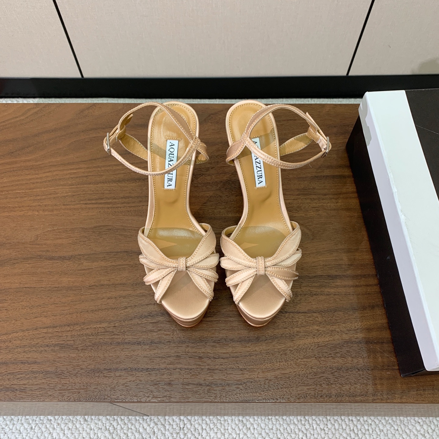 【AQUAZZUR* 】真丝钻面水台凉鞋。性感的代言品牌。鞋面真丝烫钻。羊皮垫脚,真皮大底。跟高13cm,水台4cm。 【AQUAZZUR* 】真丝钻面水台凉鞋。性感的代言品牌。鞋面真丝烫钻。羊皮垫脚,真皮大底。跟高13cm,水台4cm。