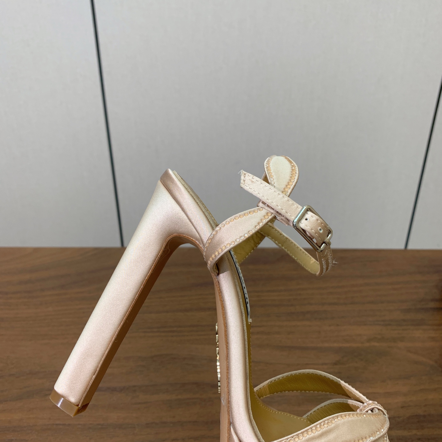 【AQUAZZUR* 】真丝钻面水台凉鞋。性感的代言品牌。鞋面真丝烫钻。羊皮垫脚，真皮大底。跟高13cm，水台4cm。 