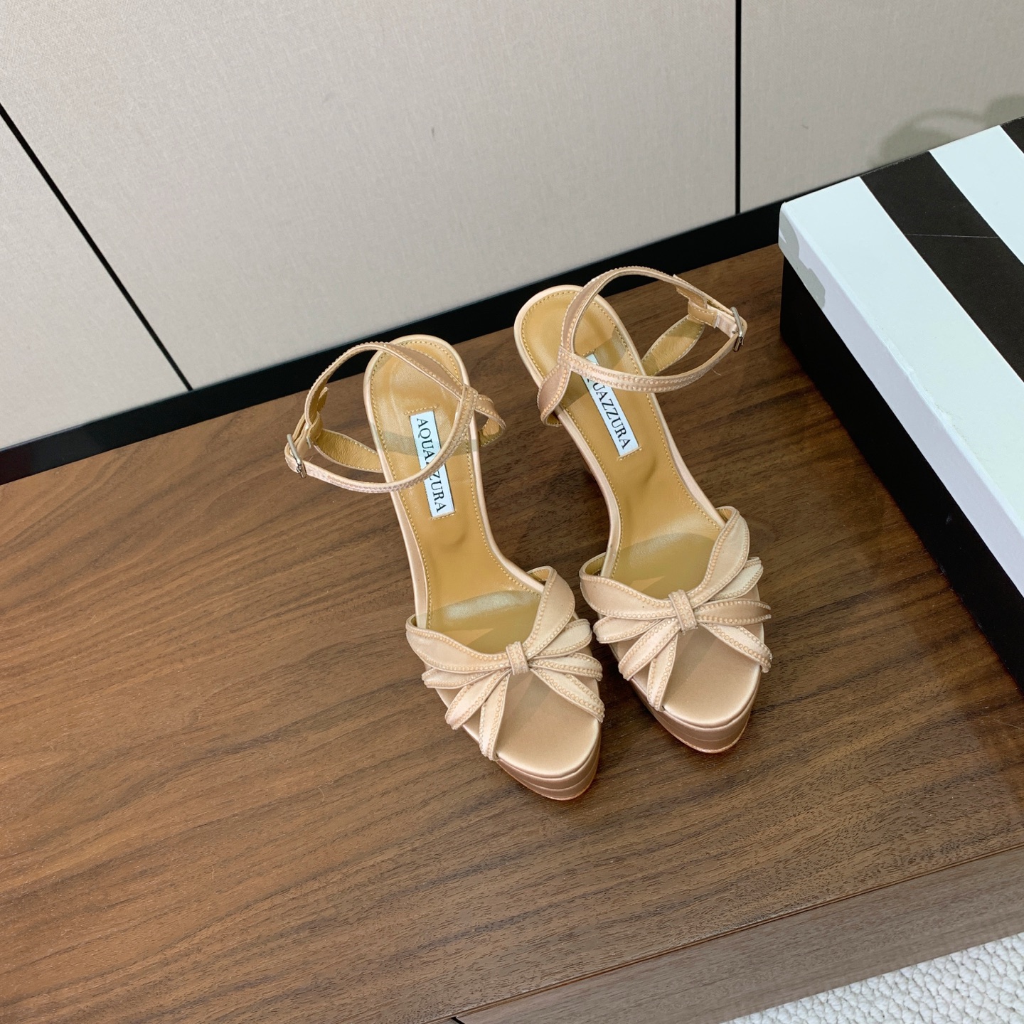 【AQUAZZUR* 】真丝钻面水台凉鞋。性感的代言品牌。鞋面真丝烫钻。羊皮垫脚，真皮大底。跟高13cm，水台4cm。 