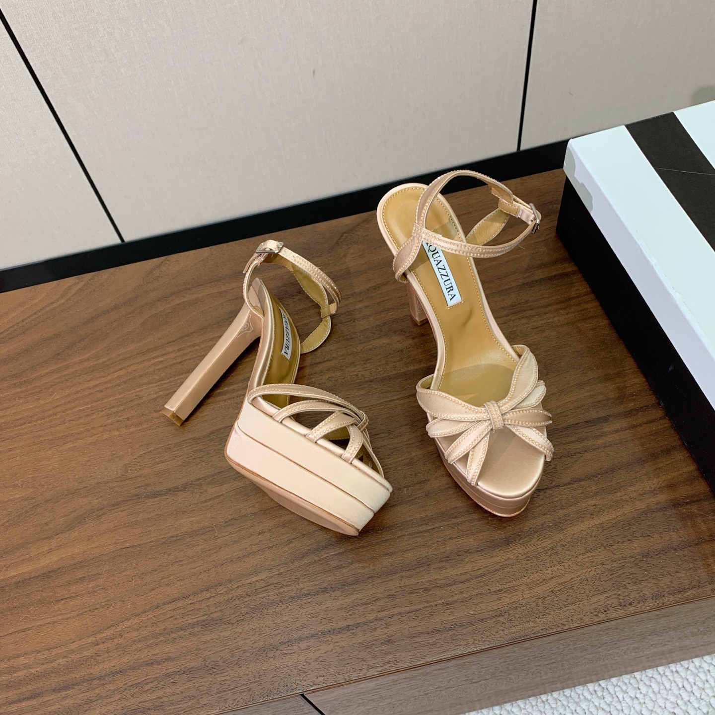 【AQUAZZUR* 】真丝钻面水台凉鞋。性感的代言品牌。鞋面真丝烫钻。羊皮垫脚，真皮大底。跟高13cm，水台4cm。 