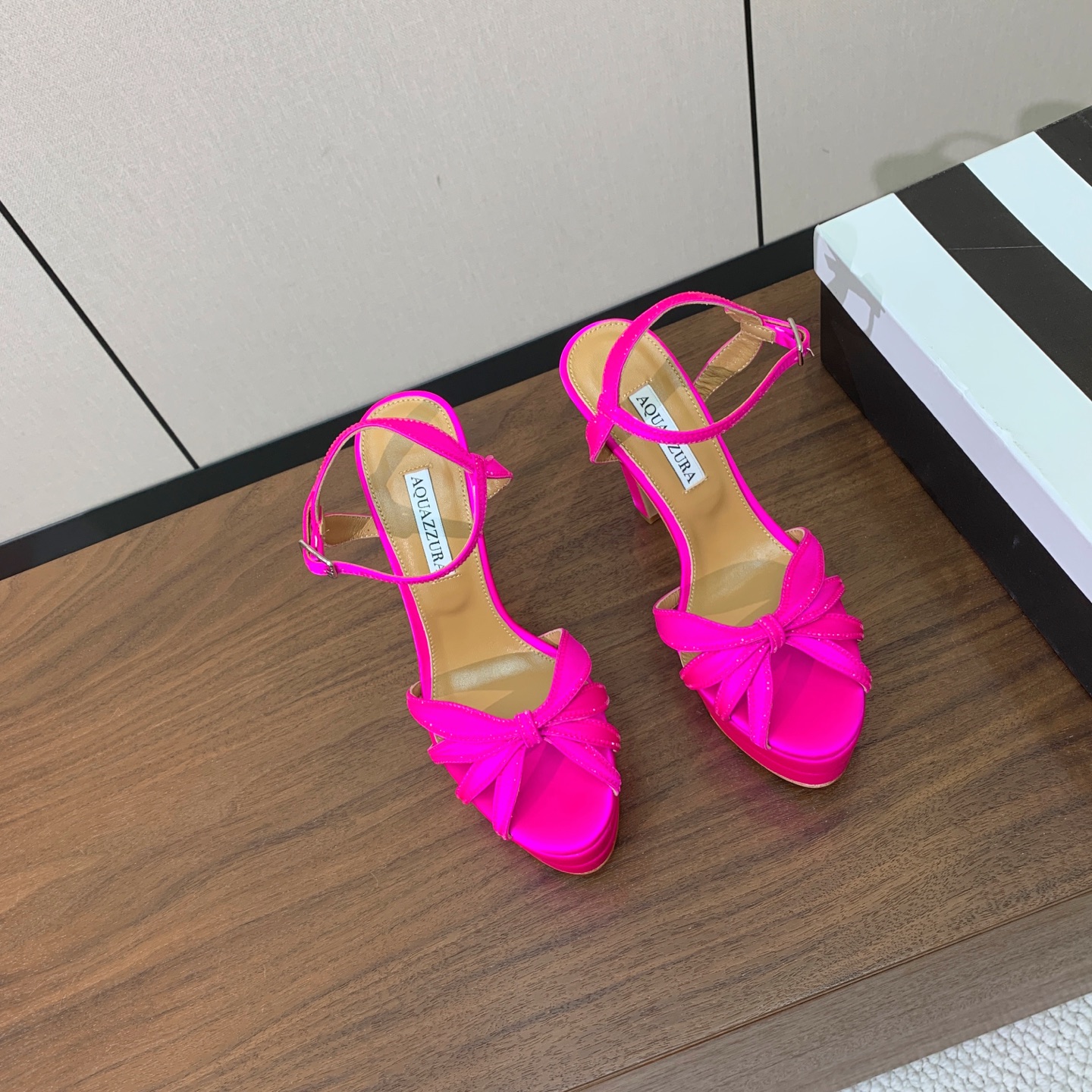 【AQUAZZUR* 】真丝钻面水台凉鞋。性感的代言品牌。鞋面真丝烫钻。羊皮垫脚，真皮大底。跟高13cm，水台4cm。 