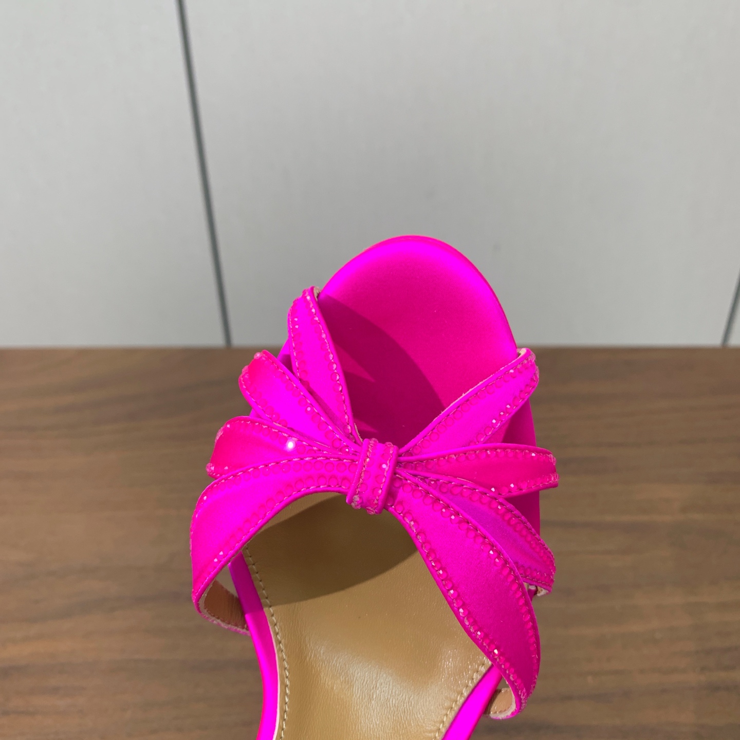 【AQUAZZUR* 】真丝钻面水台凉鞋。性感的代言品牌。鞋面真丝烫钻。羊皮垫脚，真皮大底。跟高13cm，水台4cm。 