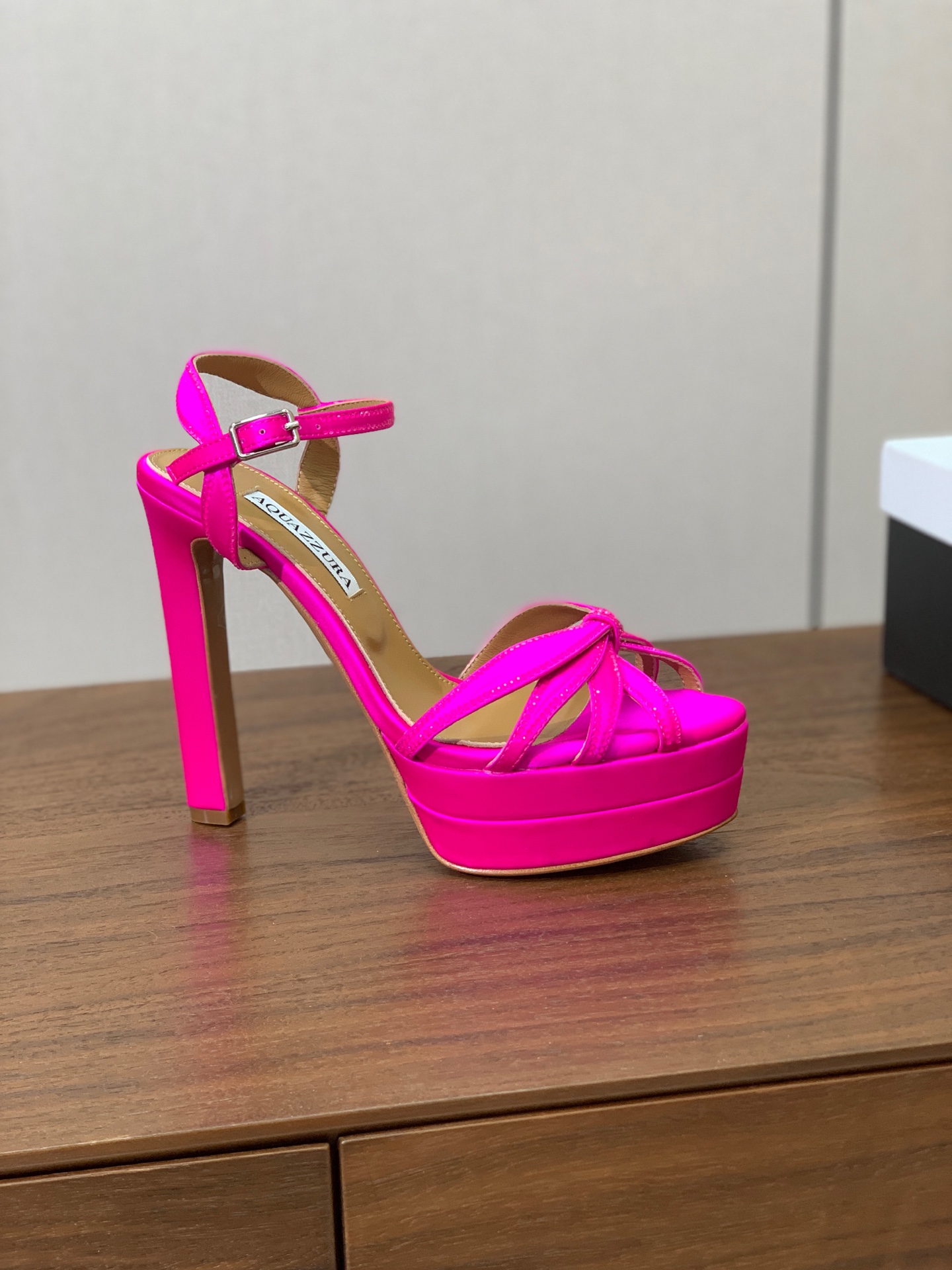 【AQUAZZUR* 】真丝钻面水台凉鞋。性感的代言品牌。鞋面真丝烫钻。羊皮垫脚，真皮大底。跟高13cm，水台4cm。 