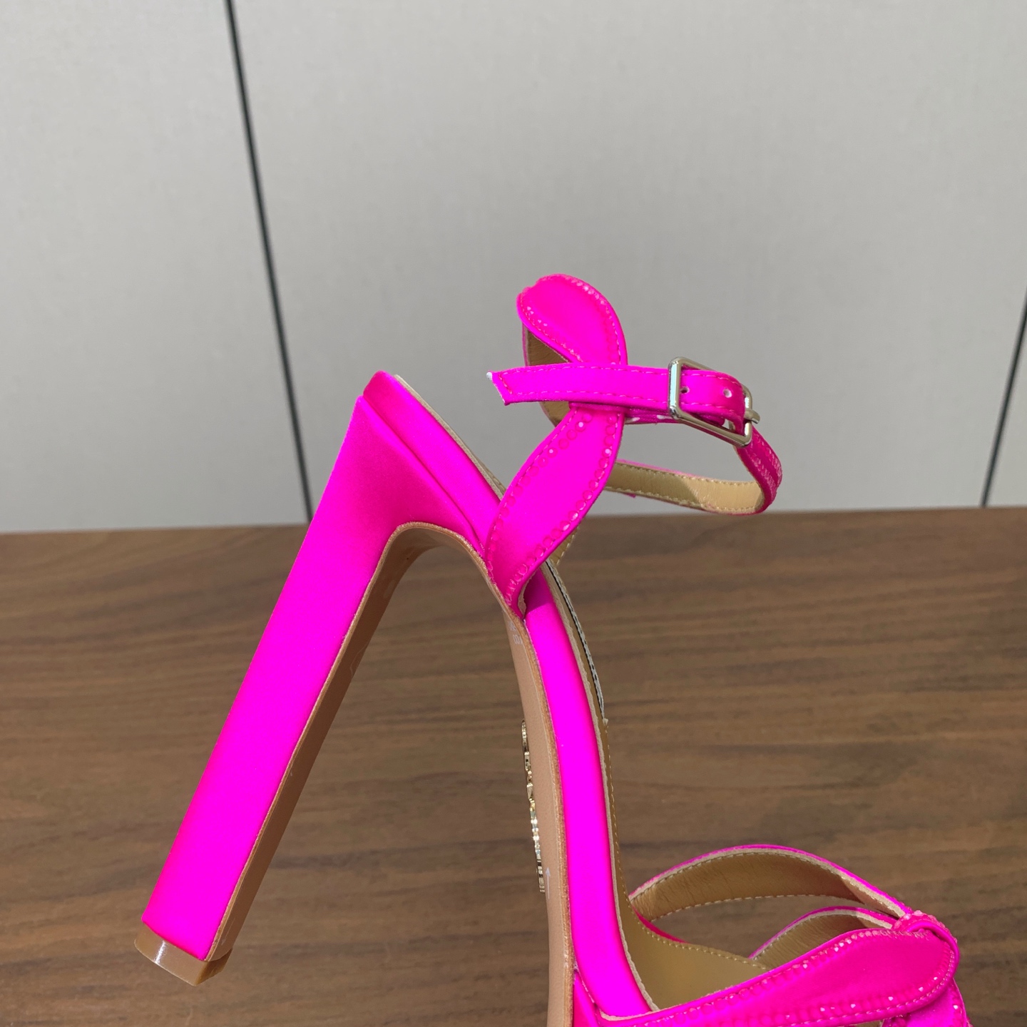 【AQUAZZUR* 】真丝钻面水台凉鞋。性感的代言品牌。鞋面真丝烫钻。羊皮垫脚，真皮大底。跟高13cm，水台4cm。 
