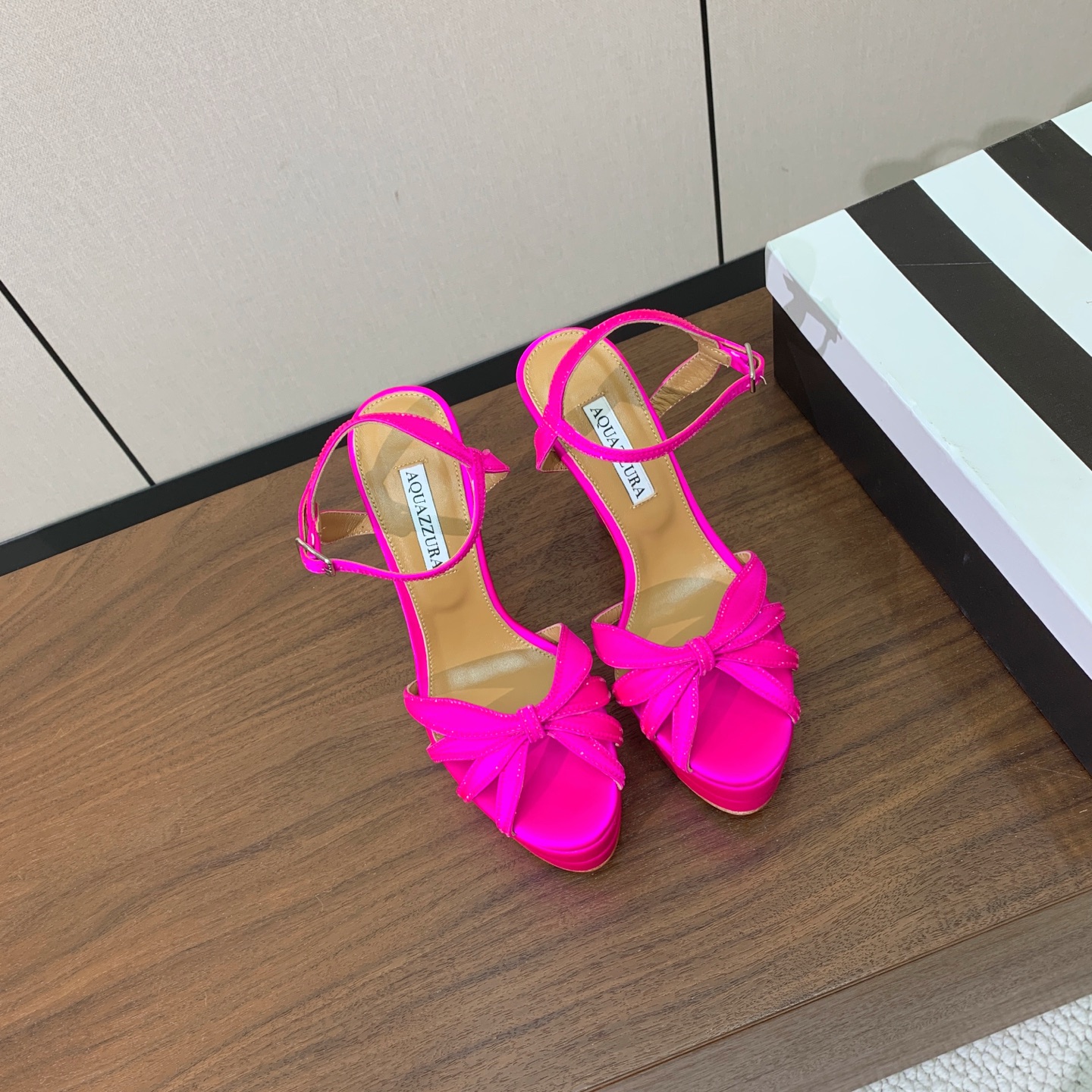 【AQUAZZUR* 】真丝钻面水台凉鞋。性感的代言品牌。鞋面真丝烫钻。羊皮垫脚，真皮大底。跟高13cm，水台4cm。 