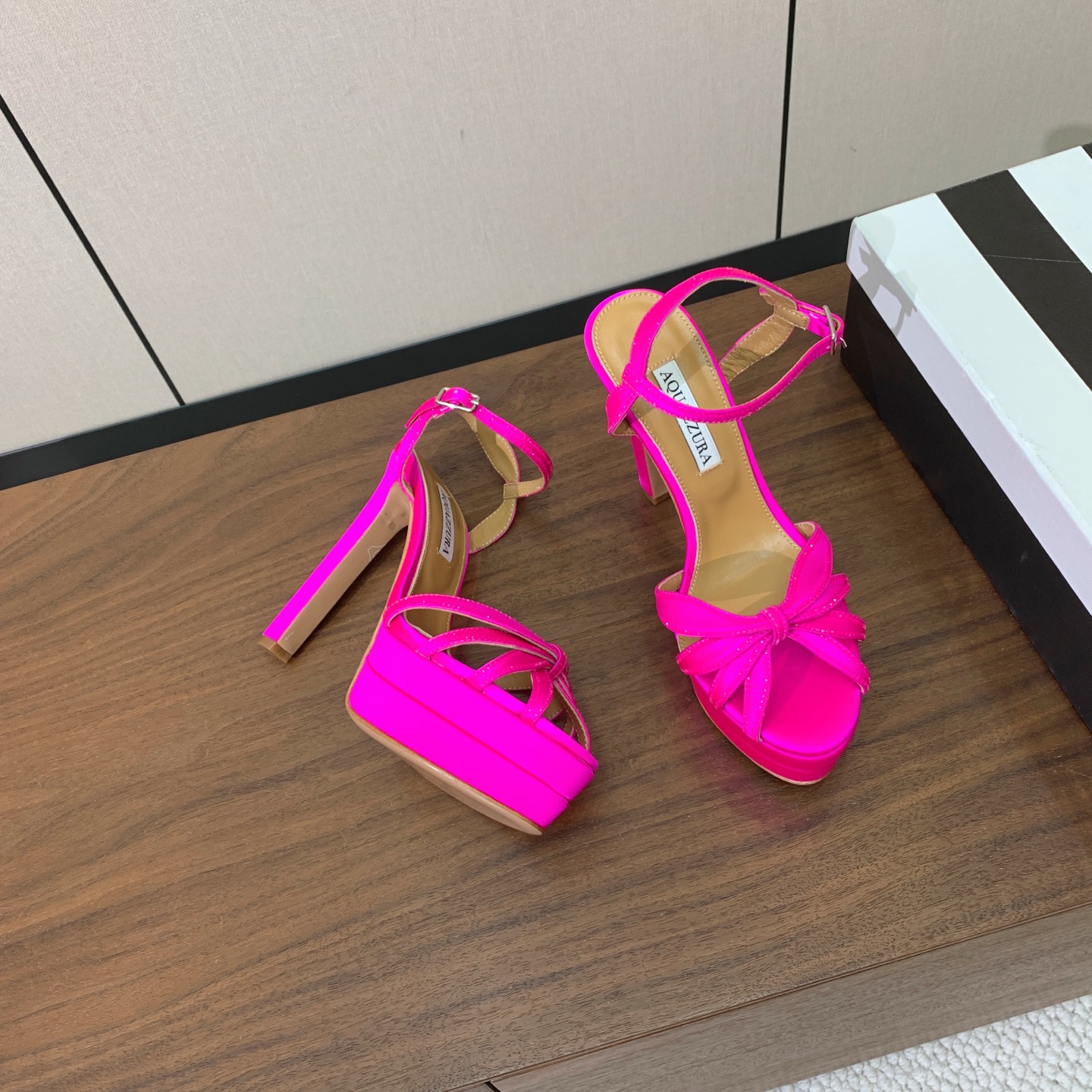 【AQUAZZUR* 】真丝钻面水台凉鞋。性感的代言品牌。鞋面真丝烫钻。羊皮垫脚，真皮大底。跟高13cm，水台4cm。 