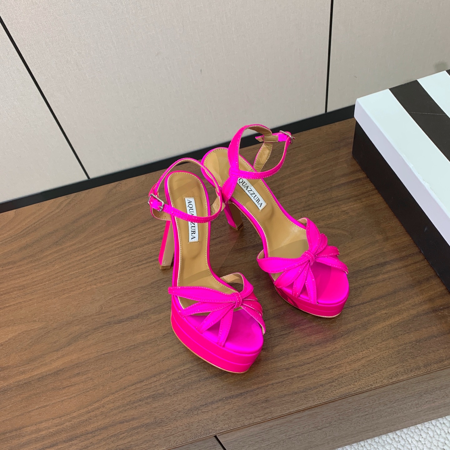 【AQUAZZUR* 】真丝钻面水台凉鞋。性感的代言品牌。鞋面真丝烫钻。羊皮垫脚，真皮大底。跟高13cm，水台4cm。 
