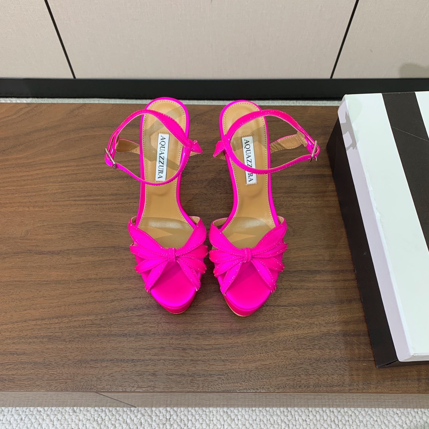 【AQUAZZUR* 】真丝钻面水台凉鞋。性感的代言品牌。鞋面真丝烫钻。羊皮垫脚,真皮大底。跟高13cm,水台4cm。 【AQUAZZUR* 】真丝钻面水台凉鞋。性感的代言品牌。鞋面真丝烫钻。羊皮垫脚,真皮大底。跟高13cm,水台4cm。