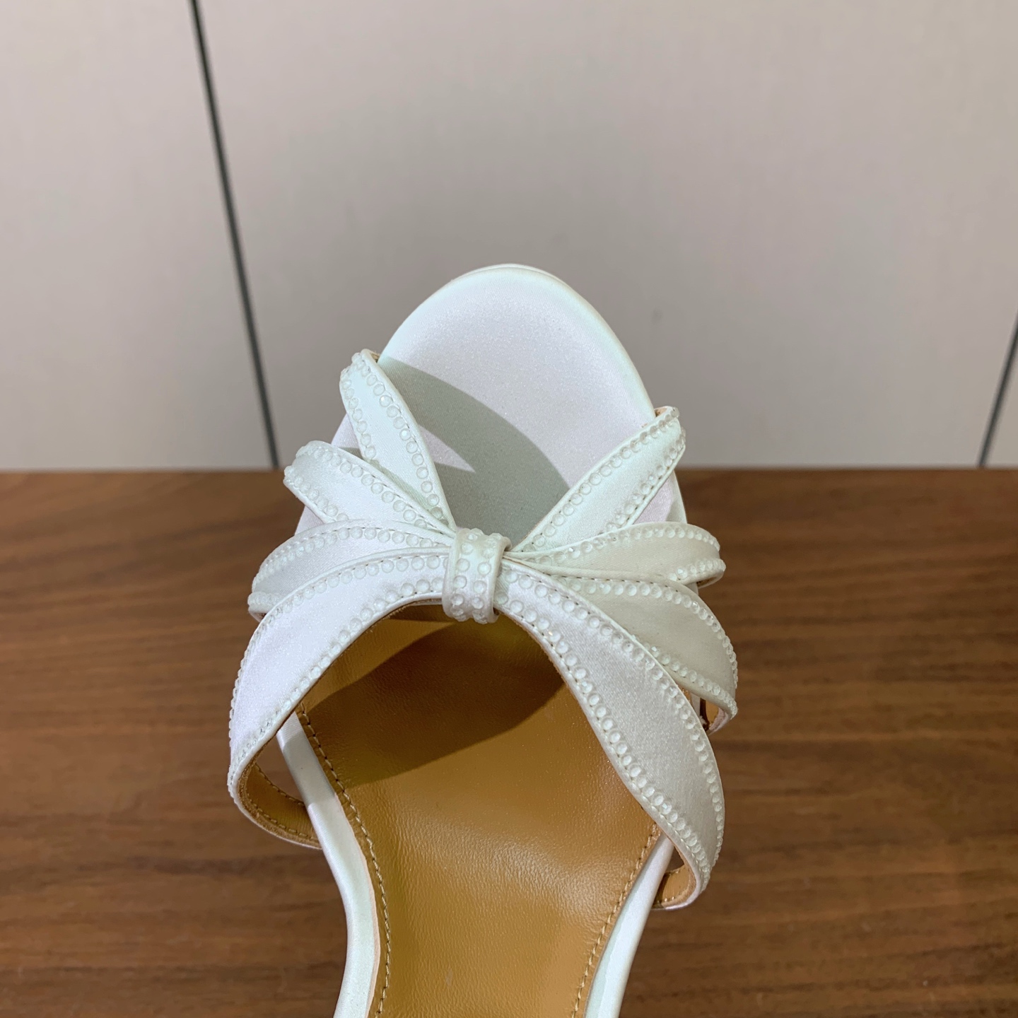 【AQUAZZUR* 】真丝钻面水台凉鞋。性感的代言品牌。鞋面真丝烫钻。羊皮垫脚，真皮大底。跟高13cm，水台4cm。 