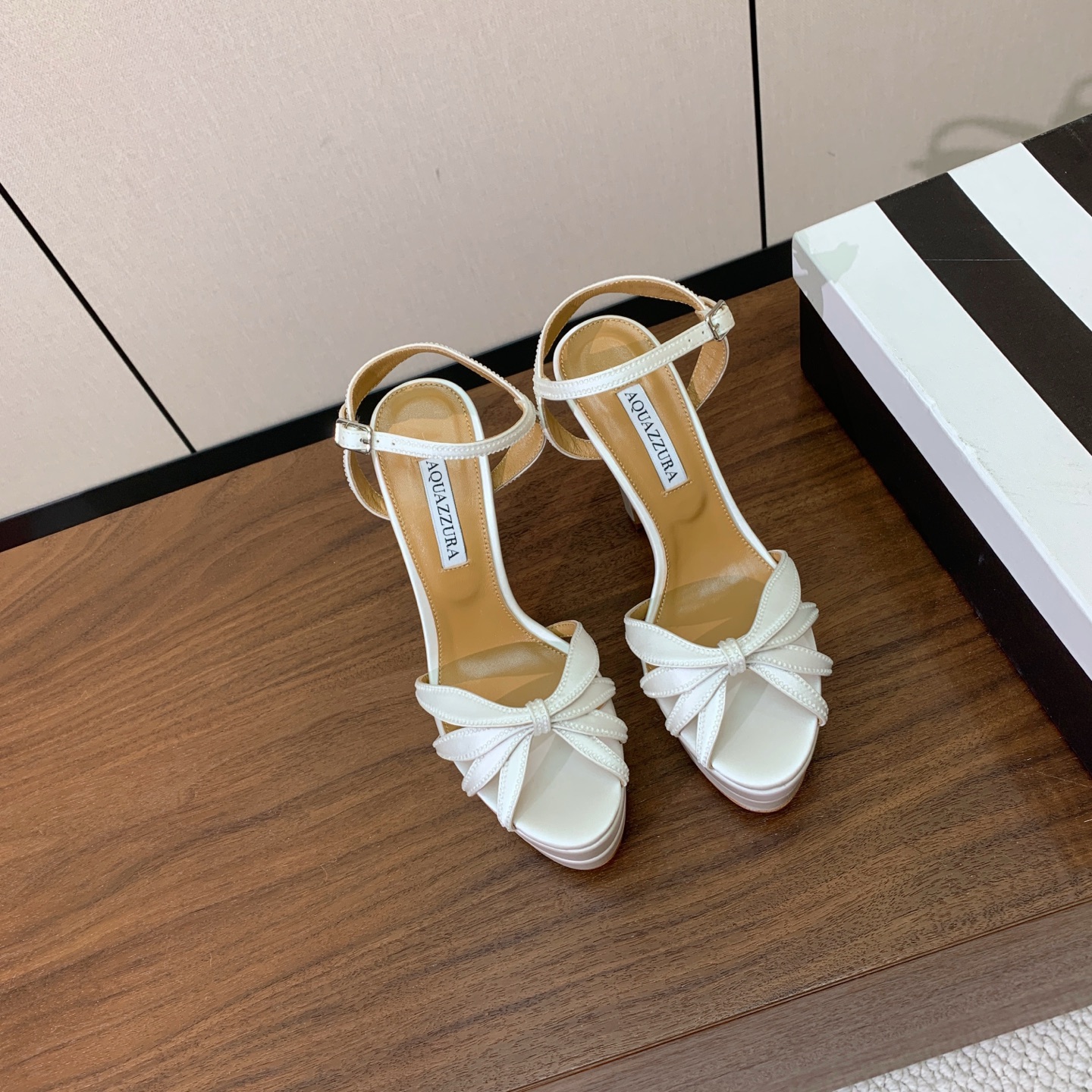【AQUAZZUR* 】真丝钻面水台凉鞋。性感的代言品牌。鞋面真丝烫钻。羊皮垫脚，真皮大底。跟高13cm，水台4cm。 