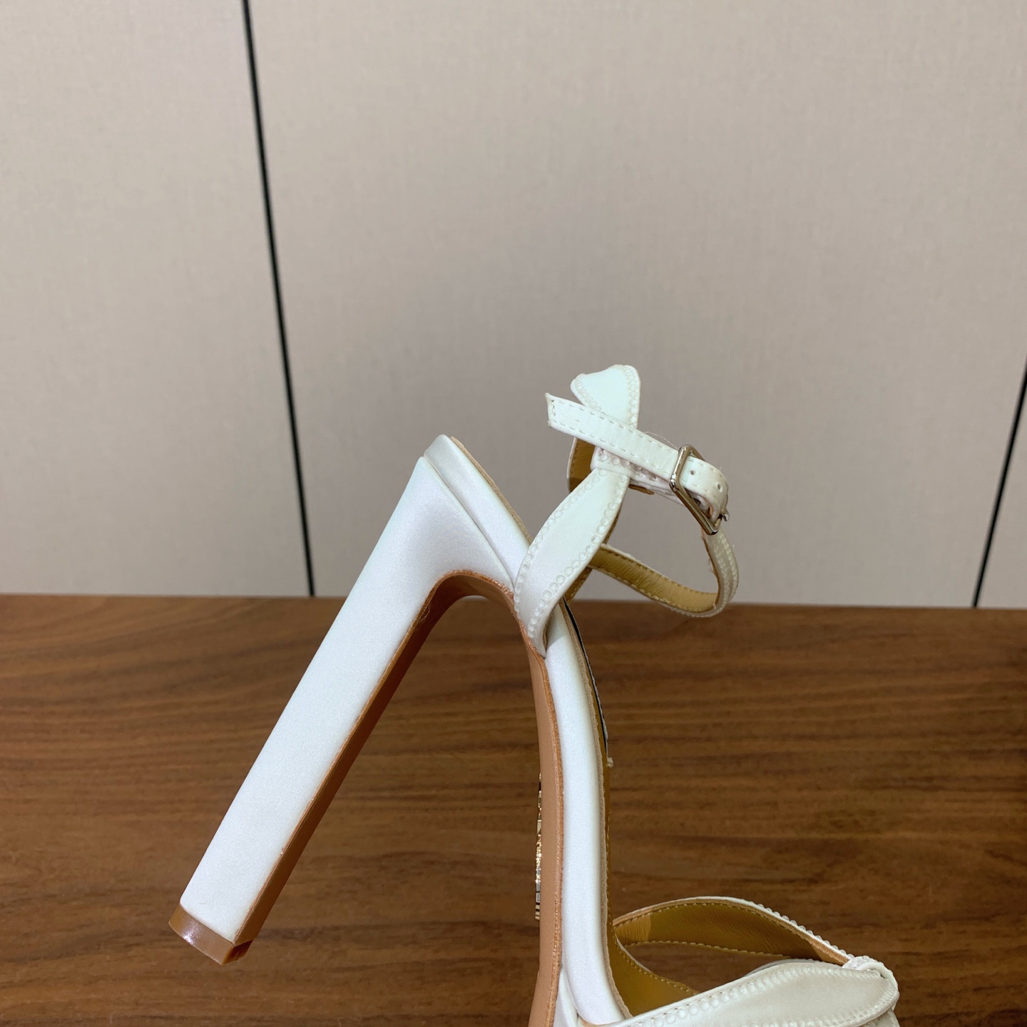 【AQUAZZUR* 】真丝钻面水台凉鞋。性感的代言品牌。鞋面真丝烫钻。羊皮垫脚，真皮大底。跟高13cm，水台4cm。 