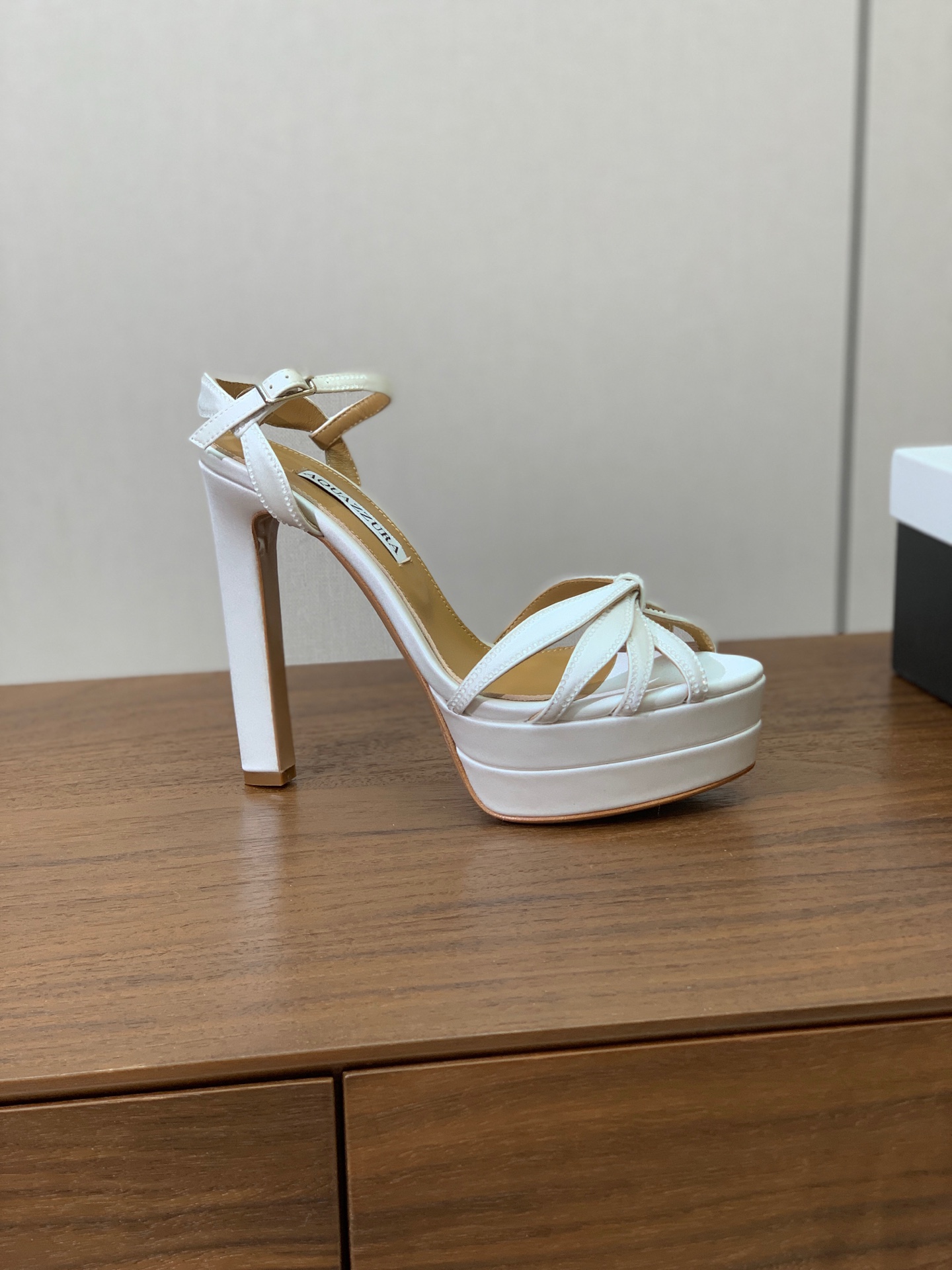 【AQUAZZUR* 】真丝钻面水台凉鞋。性感的代言品牌。鞋面真丝烫钻。羊皮垫脚，真皮大底。跟高13cm，水台4cm。 