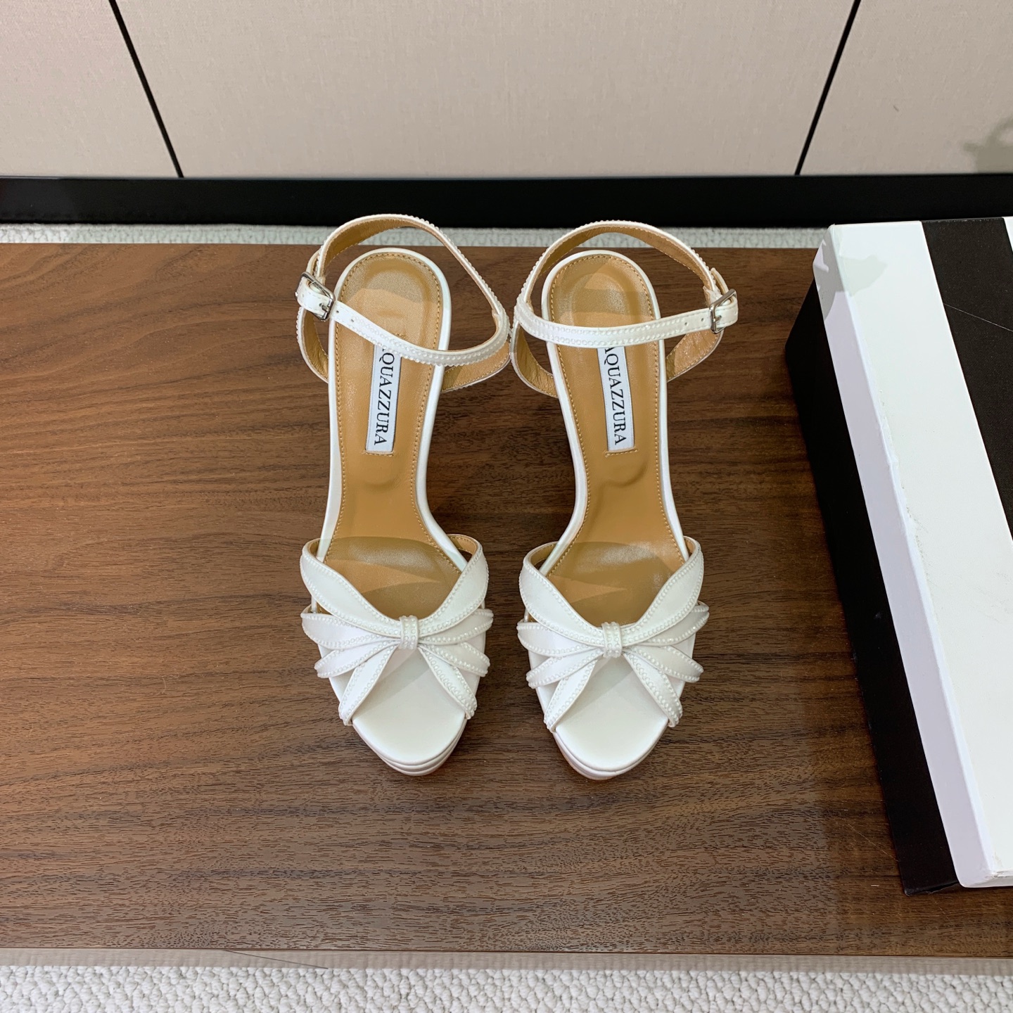 【AQUAZZUR* 】真丝钻面水台凉鞋。性感的代言品牌。鞋面真丝烫钻。羊皮垫脚,真皮大底。跟高13cm,水台4cm。 【AQUAZZUR* 】真丝钻面水台凉鞋。性感的代言品牌。鞋面真丝烫钻。羊皮垫脚,真皮大底。跟高13cm,水台4cm。
