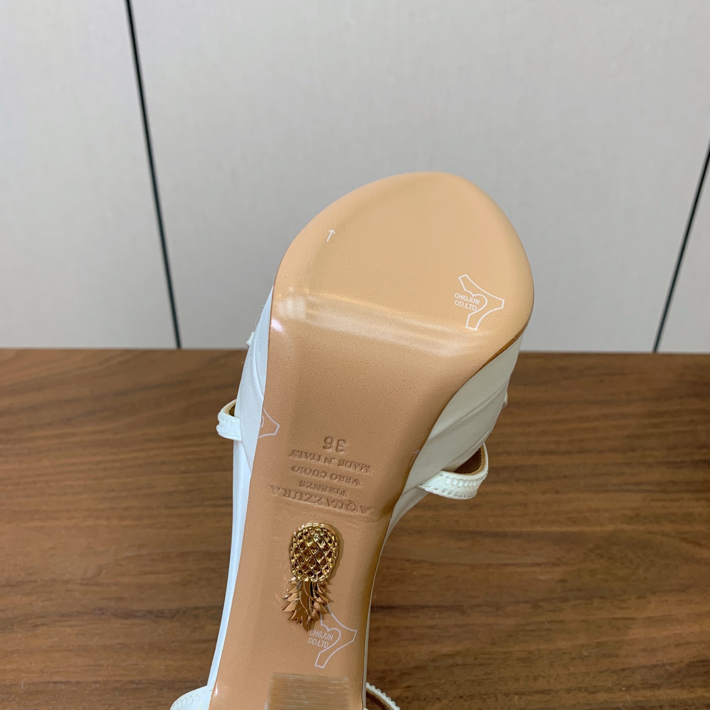 【AQUAZZUR* 】真丝钻面水台凉鞋。性感的代言品牌。鞋面真丝烫钻。羊皮垫脚，真皮大底。跟高13cm，水台4cm。 
