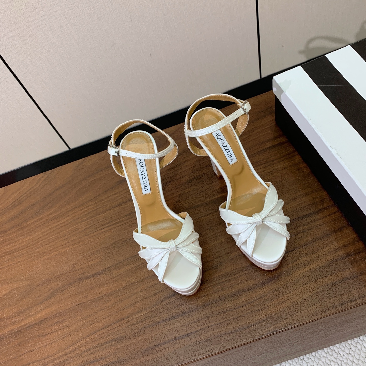 【AQUAZZUR* 】真丝钻面水台凉鞋。性感的代言品牌。鞋面真丝烫钻。羊皮垫脚，真皮大底。跟高13cm，水台4cm。 