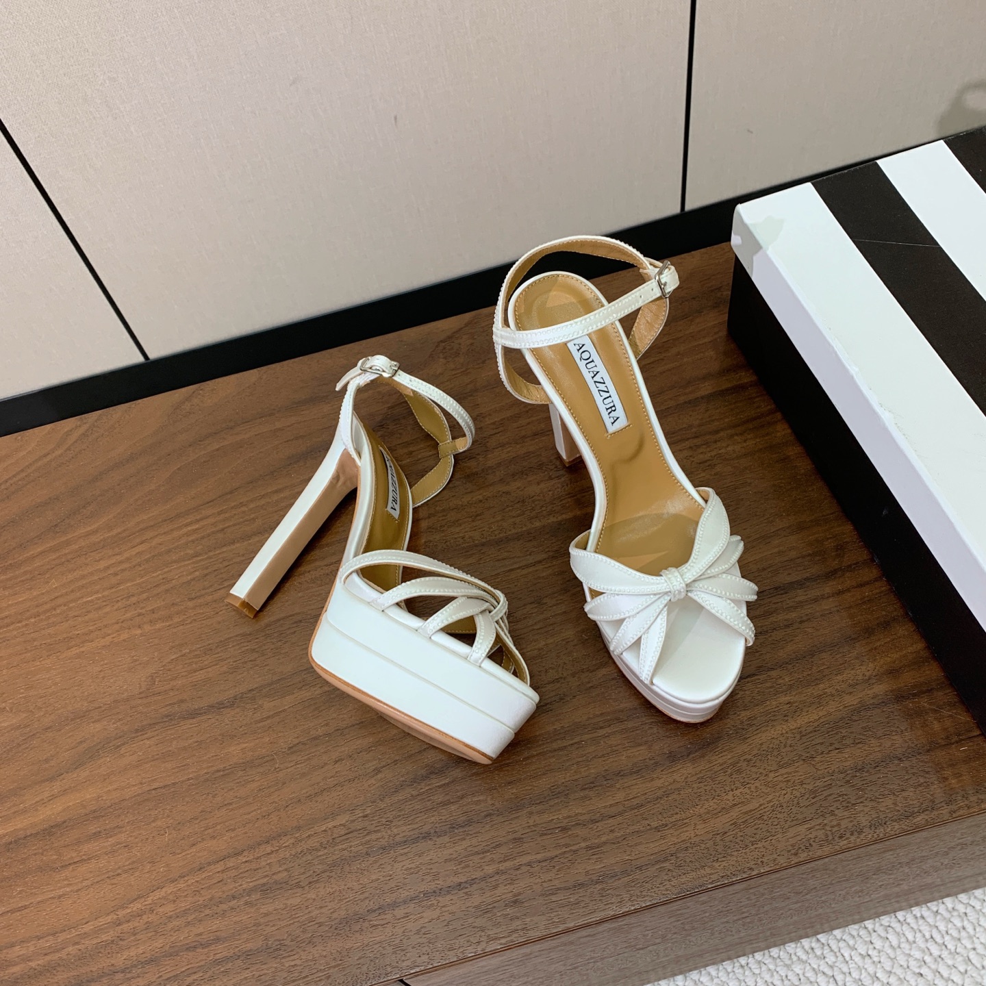【AQUAZZUR* 】真丝钻面水台凉鞋。性感的代言品牌。鞋面真丝烫钻。羊皮垫脚，真皮大底。跟高13cm，水台4cm。 