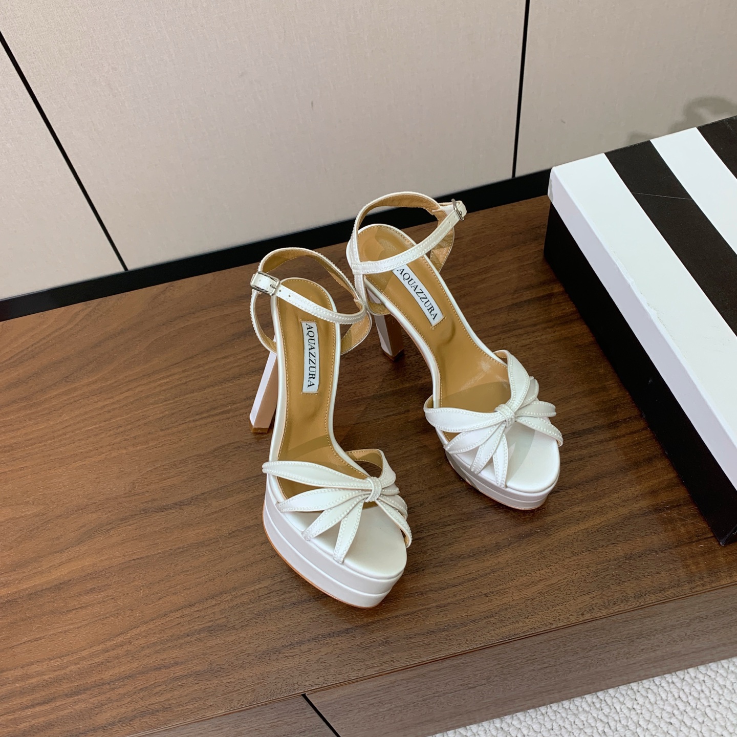 【AQUAZZUR* 】真丝钻面水台凉鞋。性感的代言品牌。鞋面真丝烫钻。羊皮垫脚，真皮大底。跟高13cm，水台4cm。 